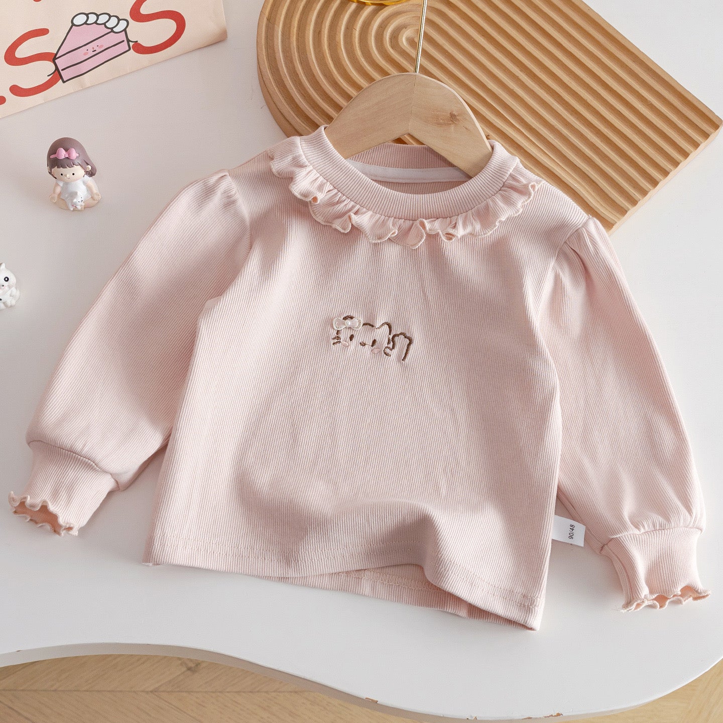 Mangas largas rosa , con detalles de hello Kitty , con flecos en el cuello