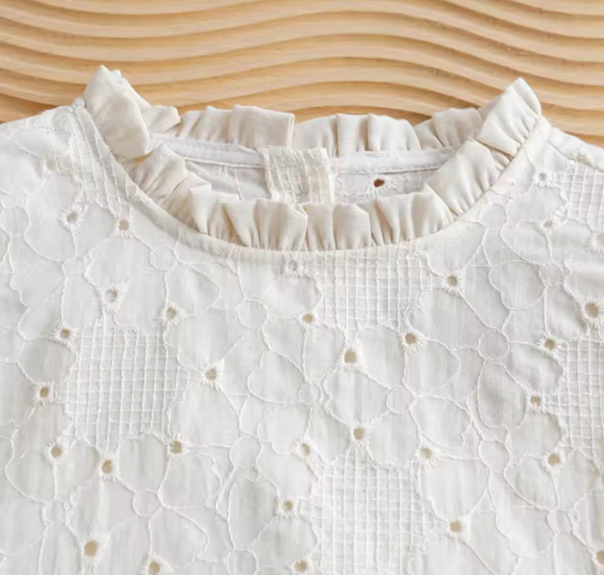 Conjunto short con blusa color beige detalles de bolsillo y estilo suelto