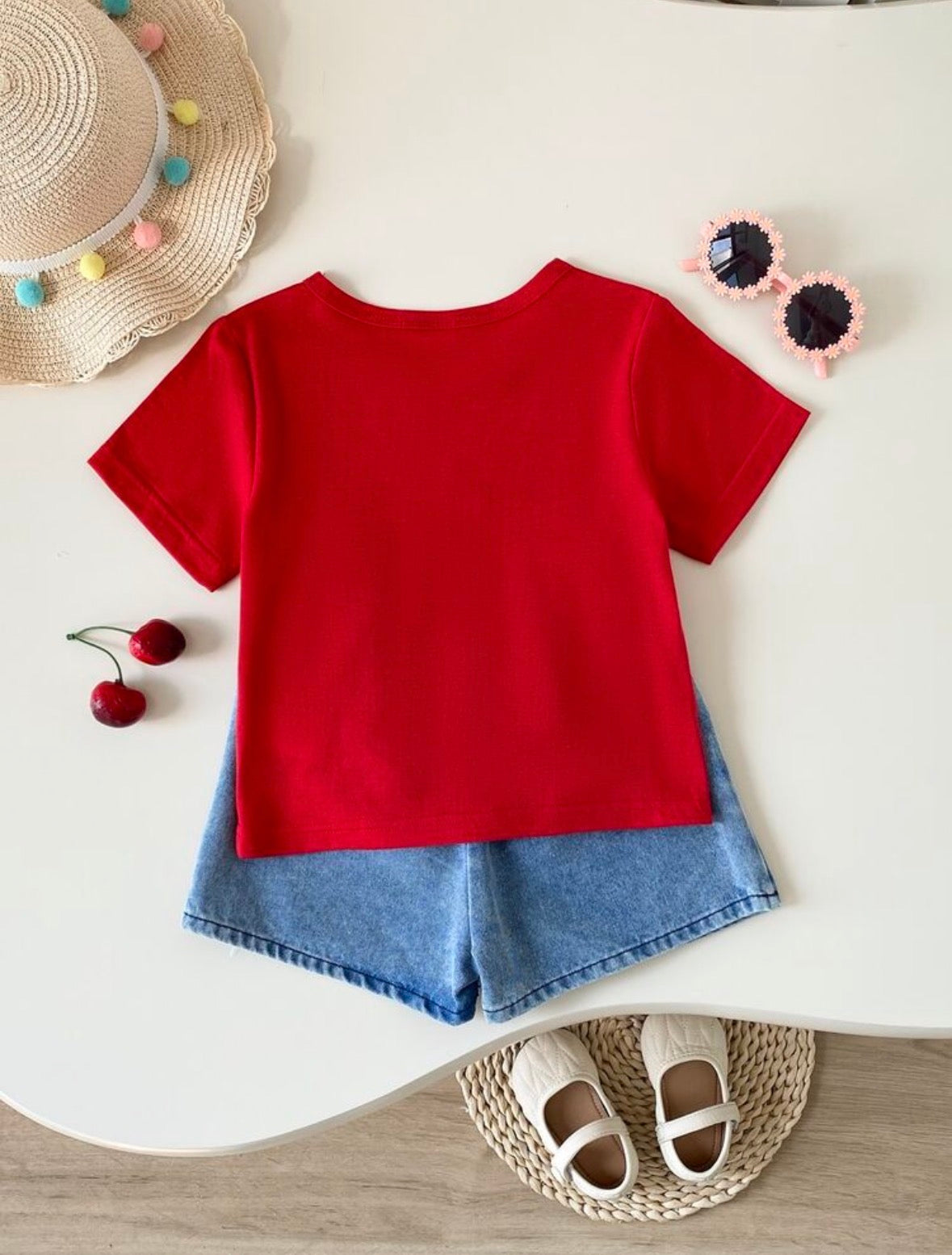 Conjunto de short pollera de jeans con remera roja de algodón rojo detalles de cerezas