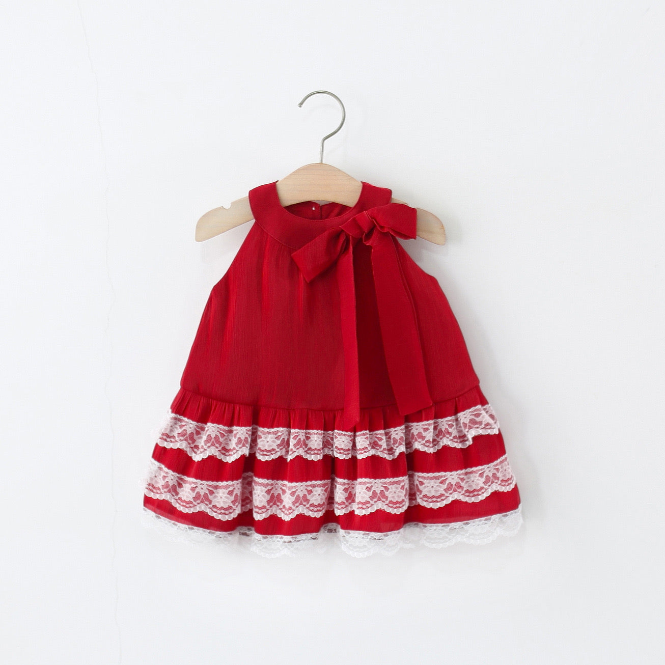 Vestido rojo con moño en el cuello y detalle de franjas de encaje