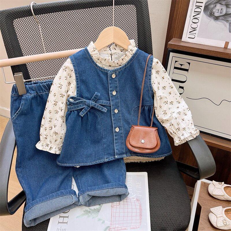 Conjunto de 3 piezas pantalón de jeans con mangas largas estampado de flores y chaleco de jenas color azul oscuro