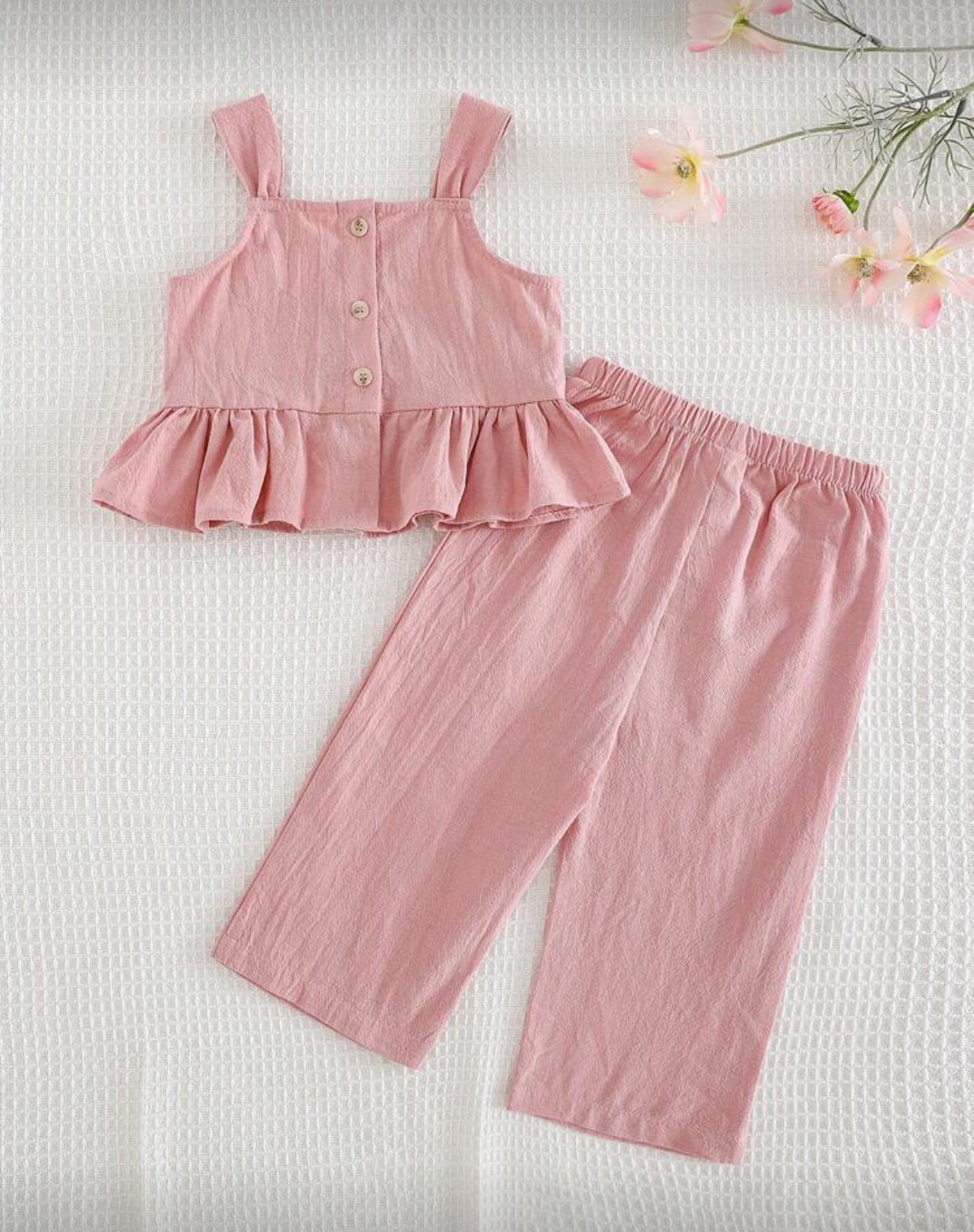 Conjunto pantalón con top rosa con detalles de bordados en el pecho 100% algodón