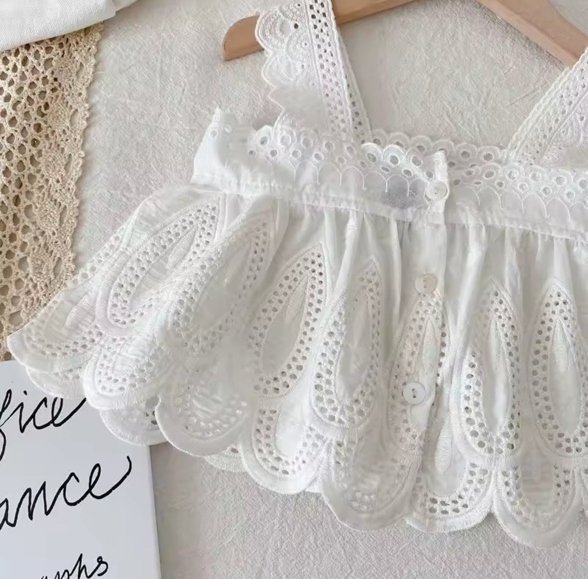 Short pollera con blusa blanca detalles de bordado en hilo y botones en frente