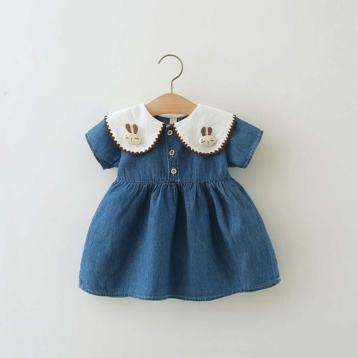 Vestido de jeans azul con detalle de conejito en el cuello