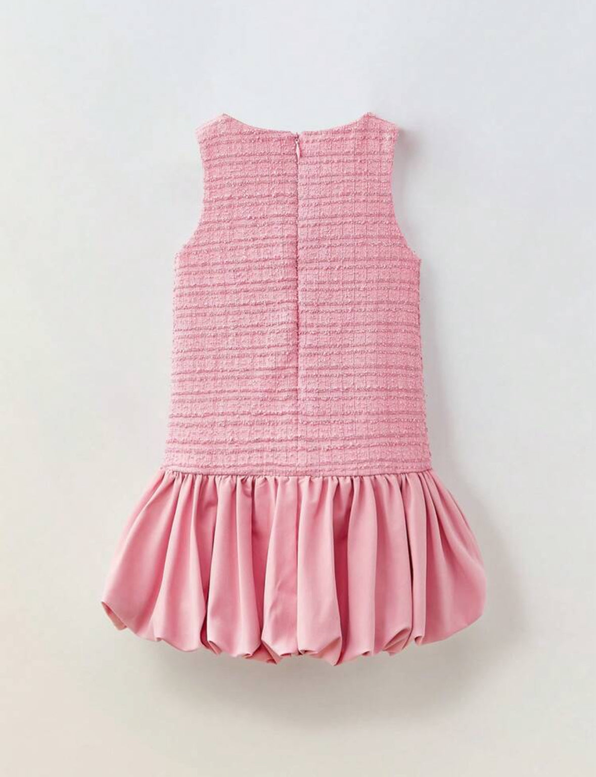 Vestido casual rosa con falda estilo globo y detalle de bolsillo falso