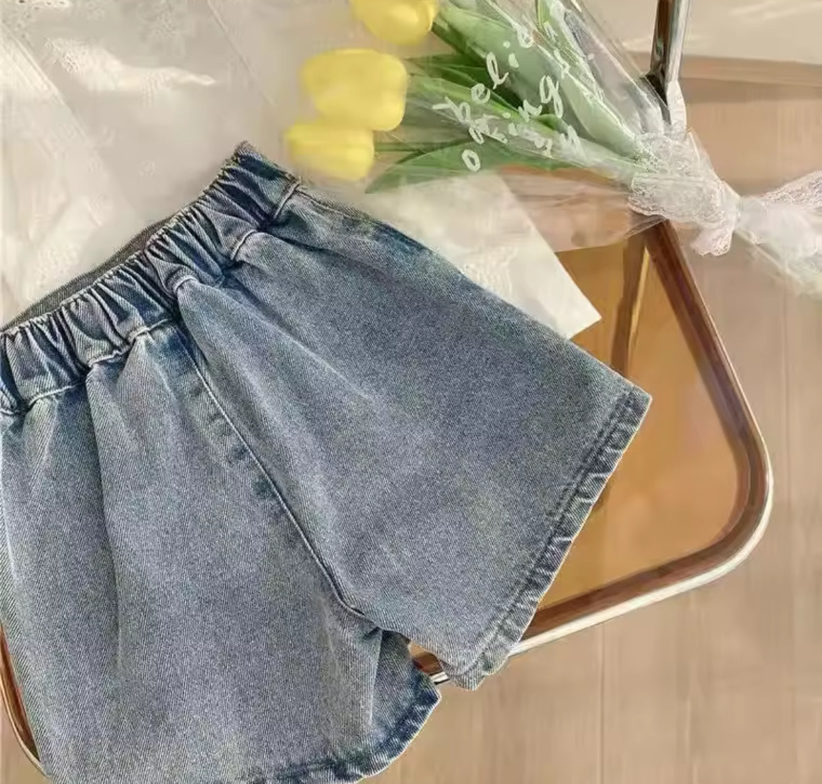 Short pollera de jeans con blusa blanca detalles de botones en la espalda