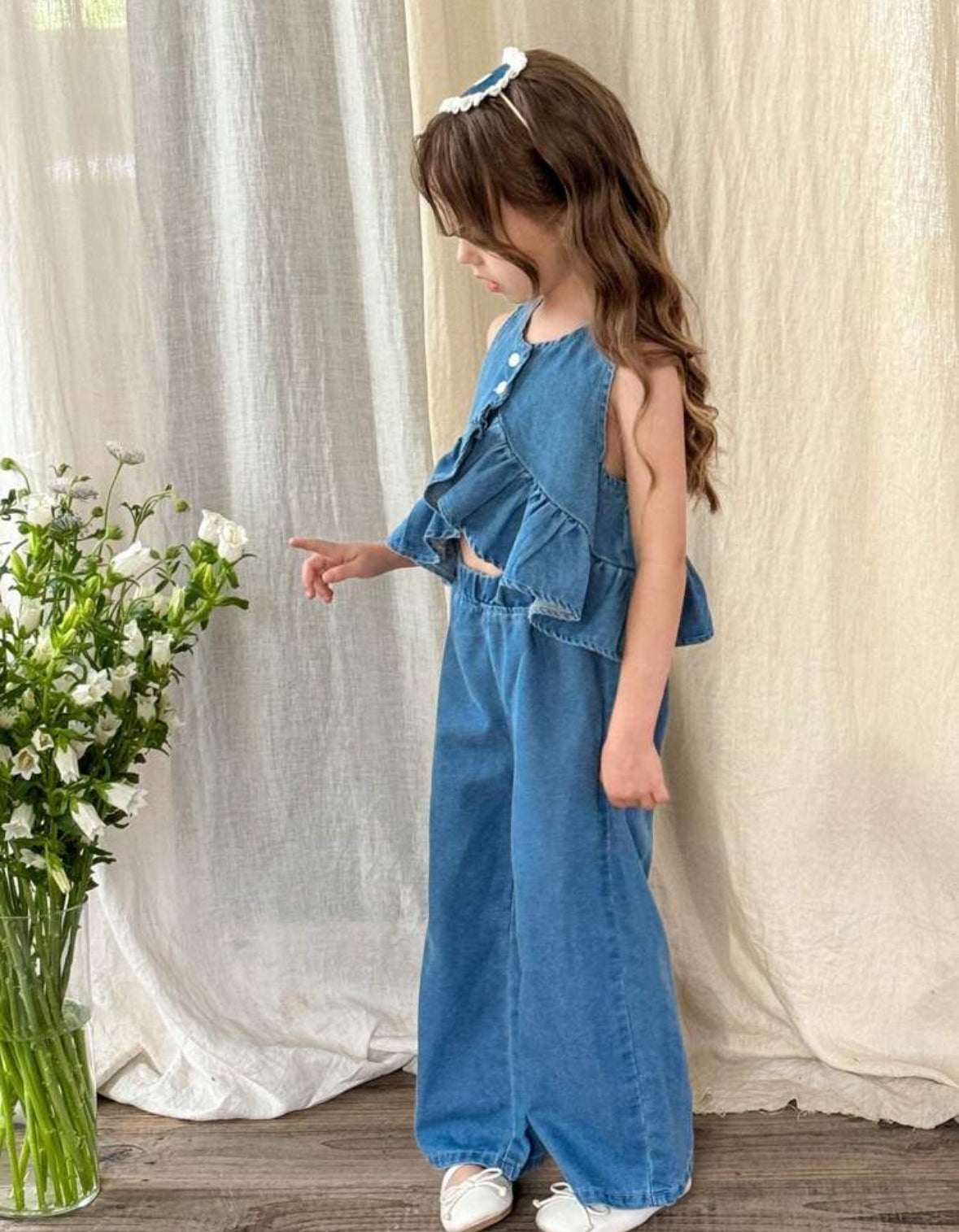 Conjunto pantalón de jeans con blusa de jeans detalle de volados