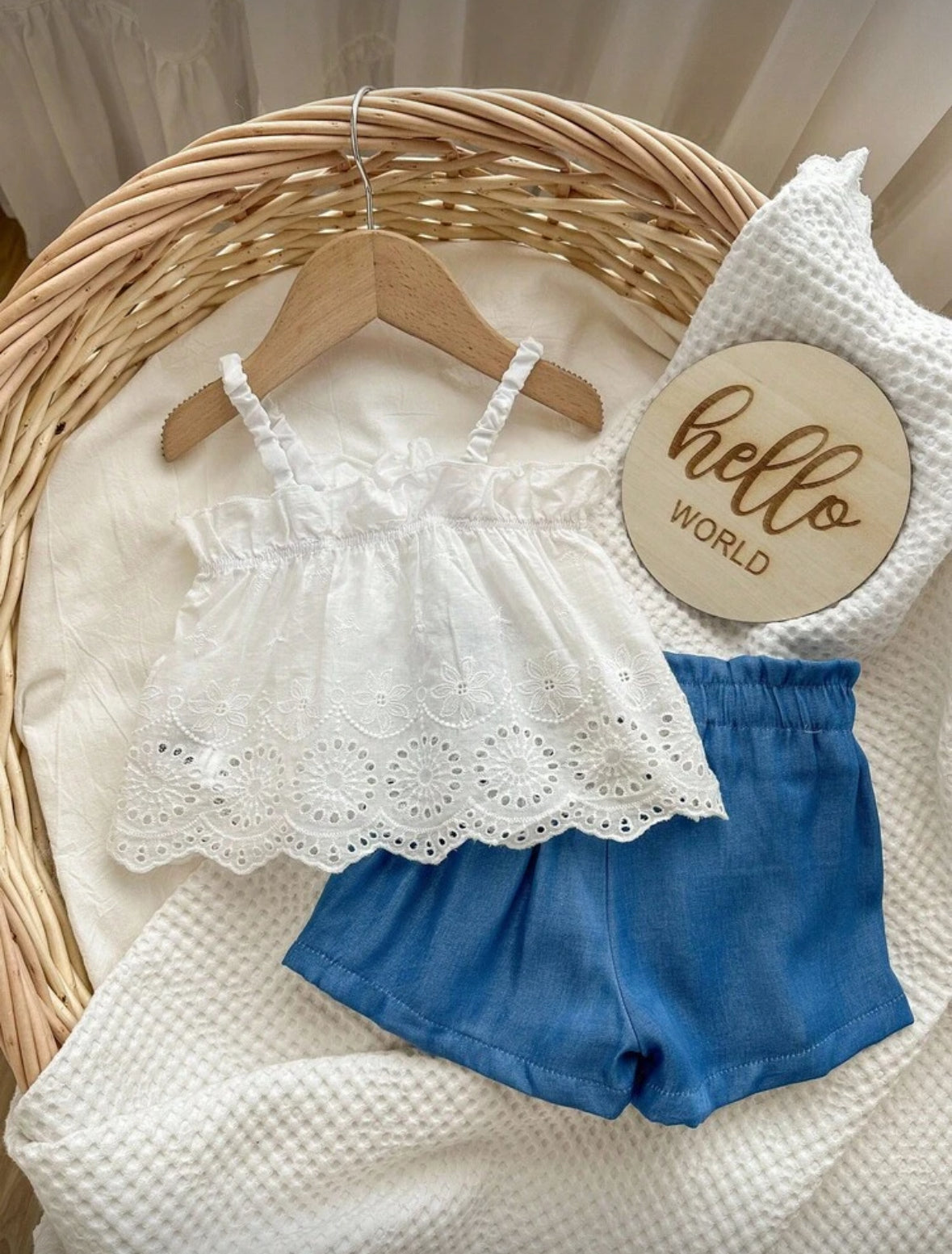 Conjunto short azul con blusa blanca detalles en broderie