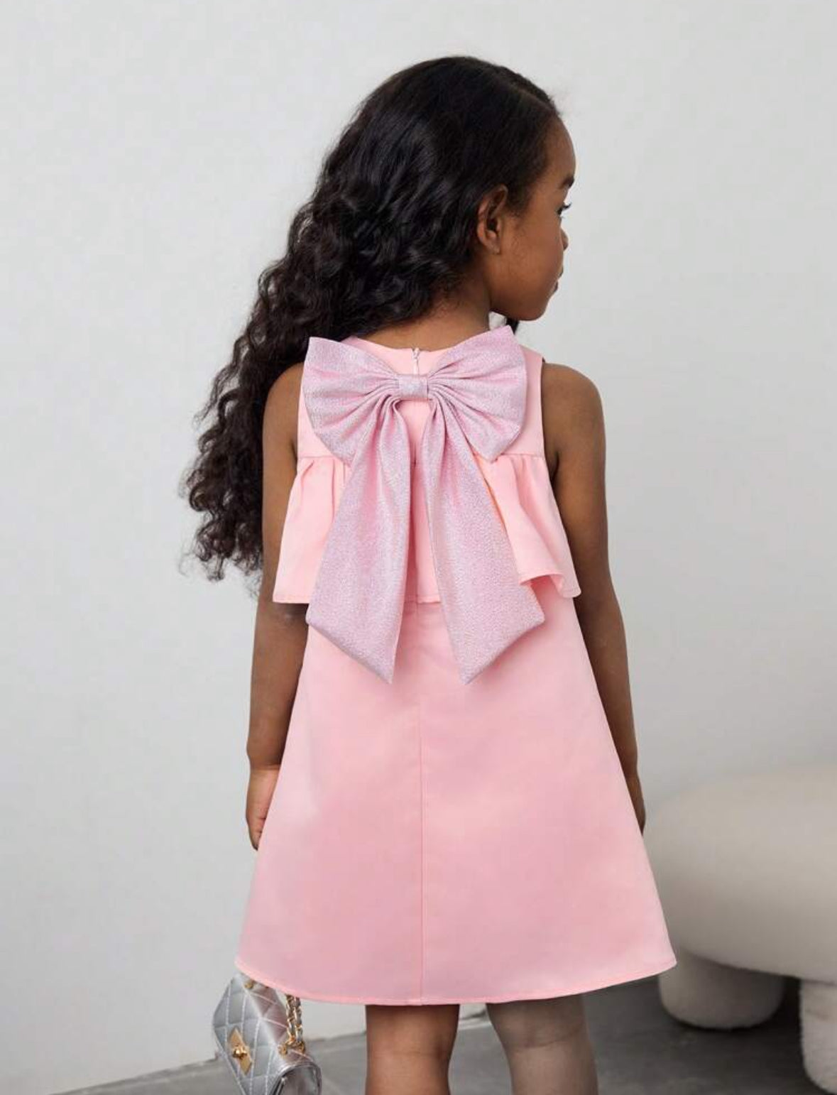 Vestido rosa con moño brilloso en la espalda