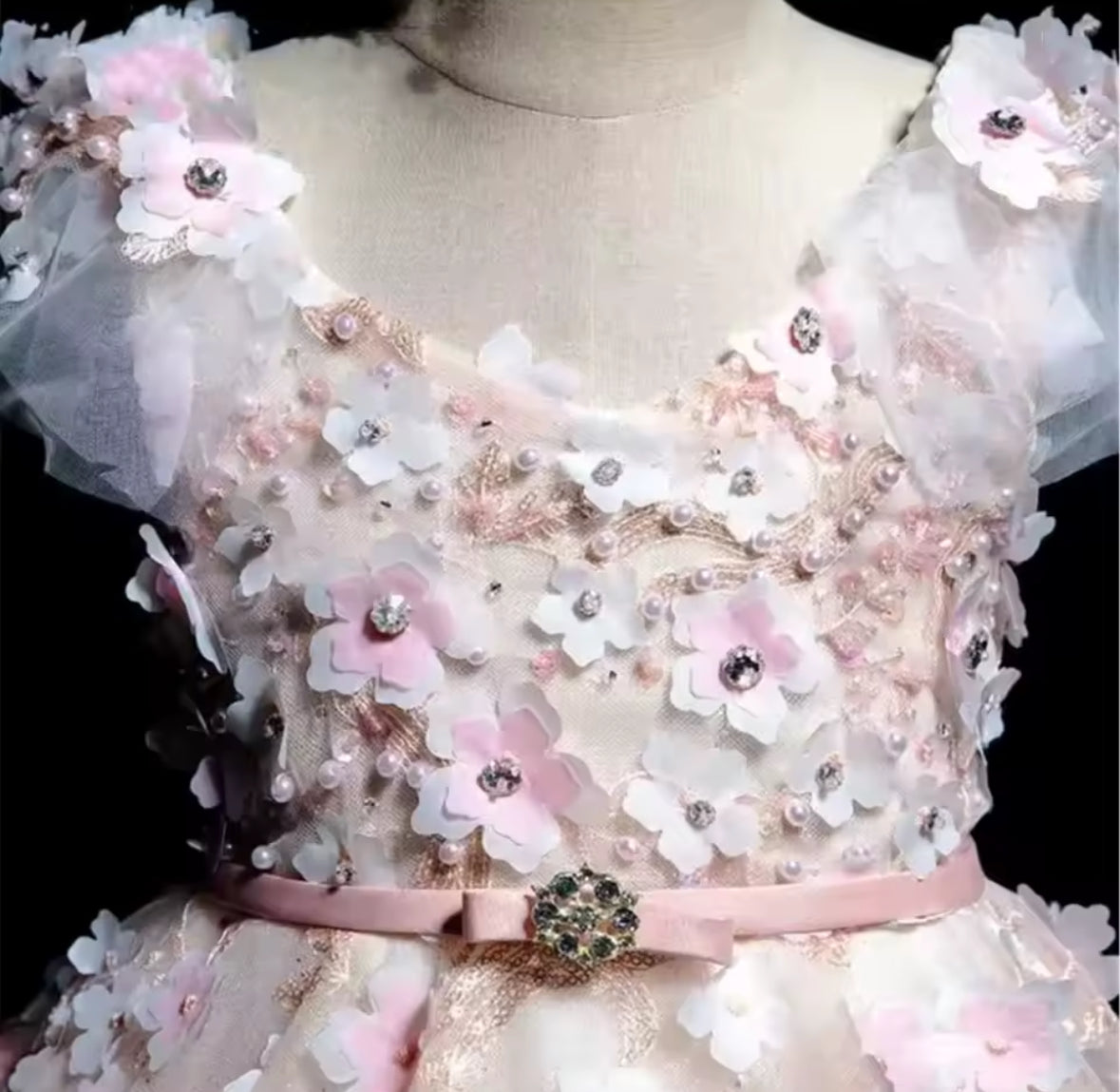 Vestido elegante largo flores en 3D brillos en dorado