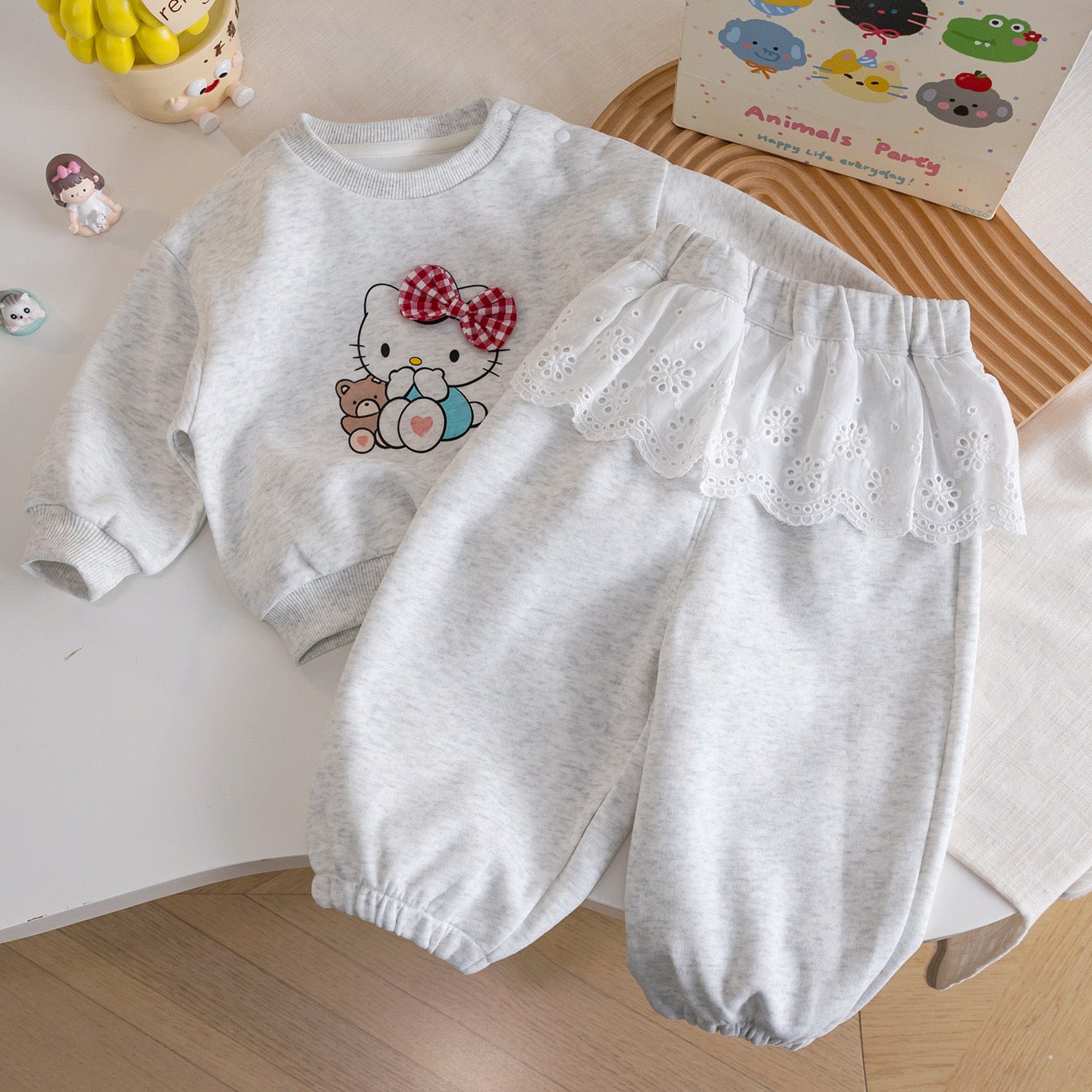 Conjunto gris de jogger con abrigo detalle de hello Kitty con broderie tela abrigada