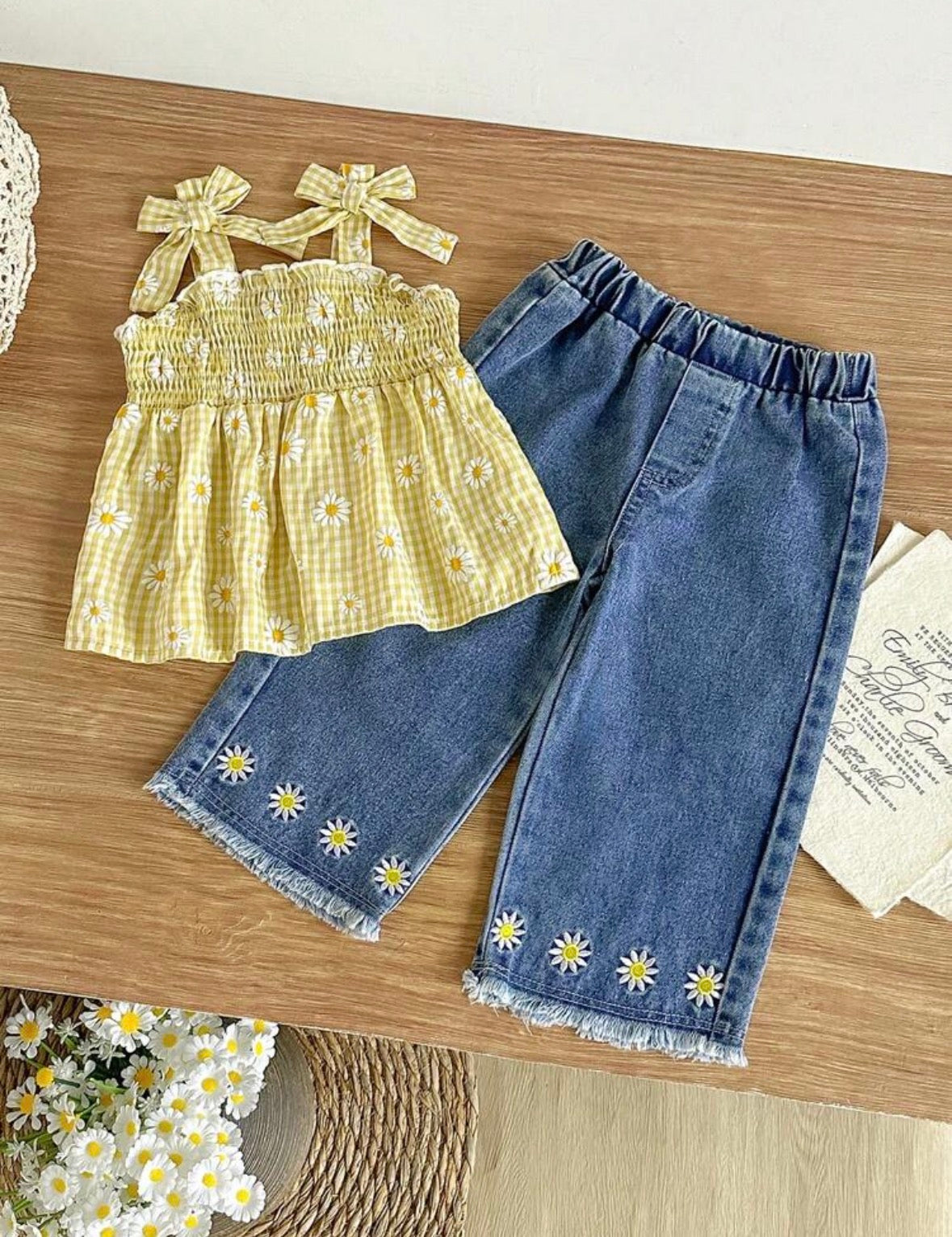 Conjunto pantalón de Jeans con blusa amarilla a cuadros