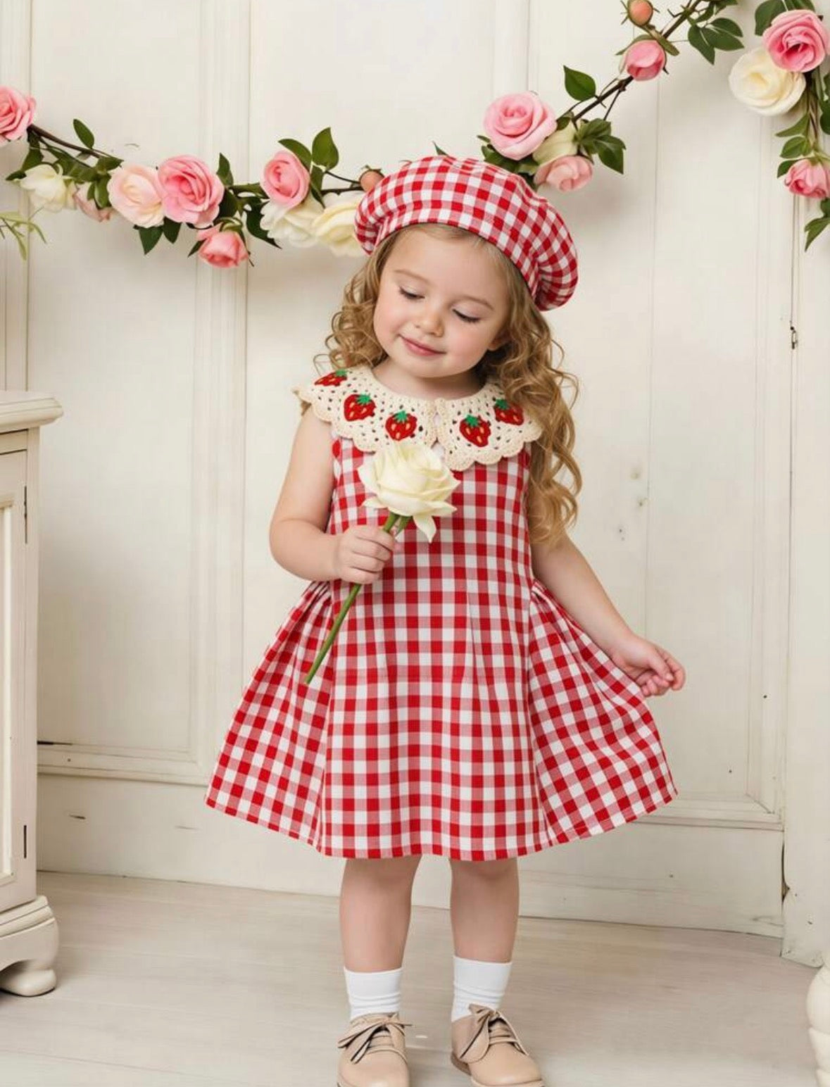 Vestido casual a Cuadros rojo con blanco detalle tipo croché en el cuello con diseño de frutillas
