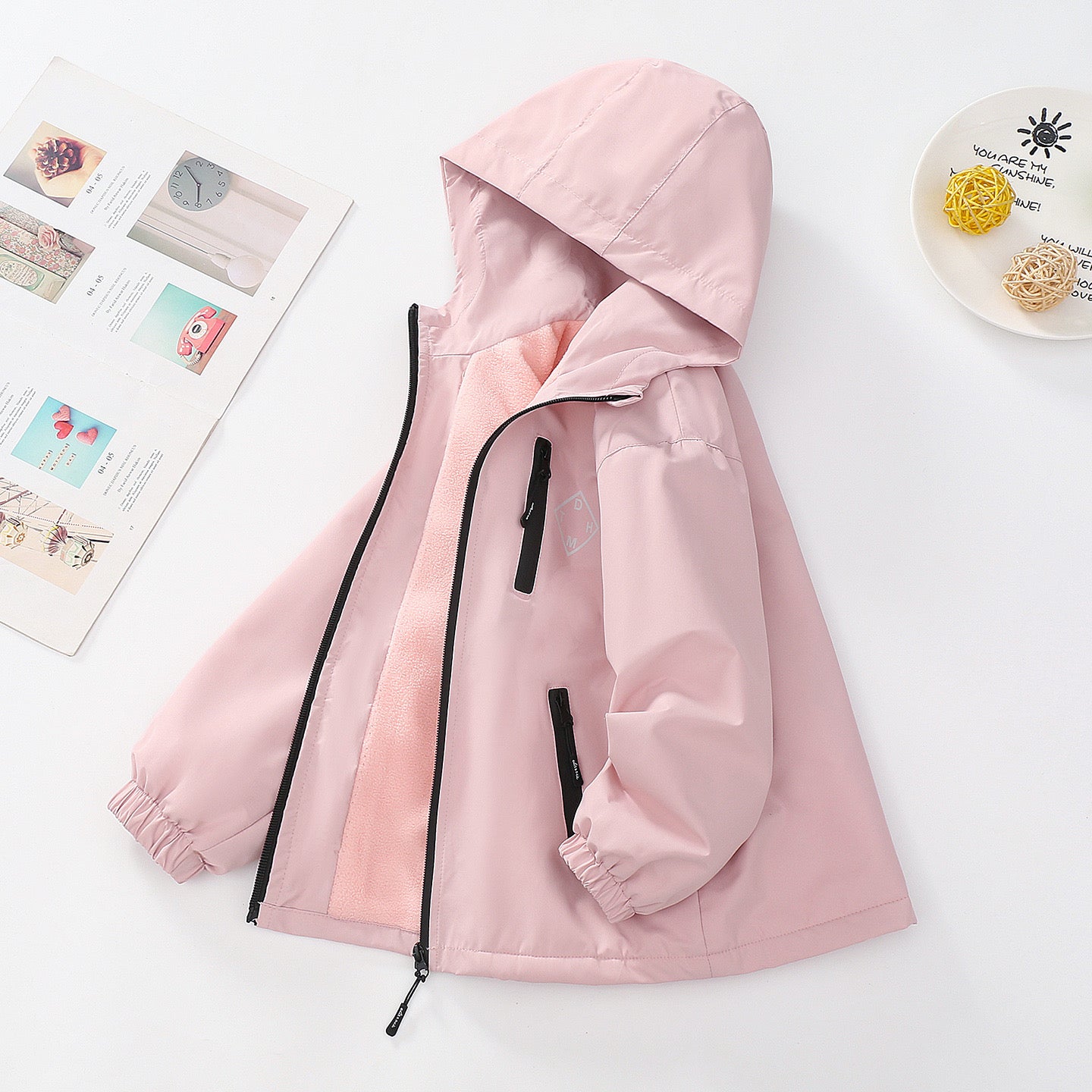 Campera rompe viento color rosa frisado por dentro detalles de bolsillos