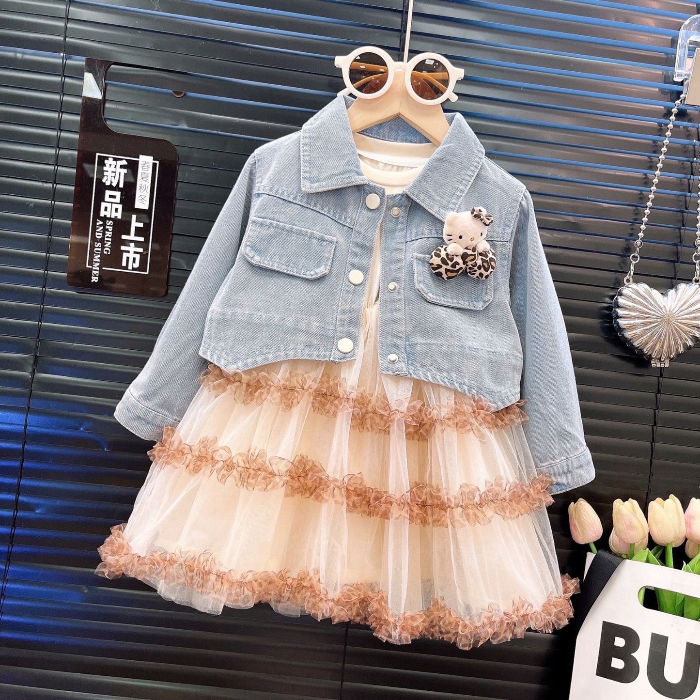Vestido beige con campera de jeans , detalle de hello Kitty