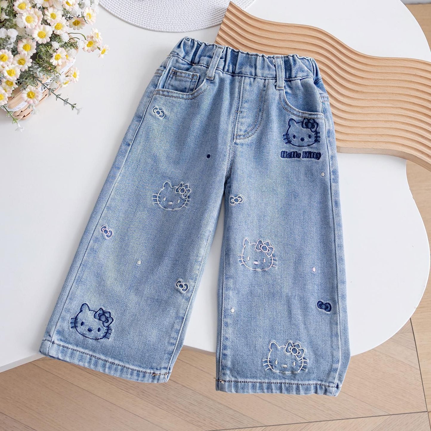 Pantalón de jeans detalles de hello Kitty bordado