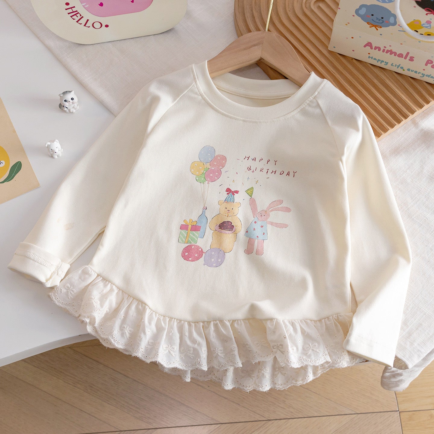 Mangas largas beige con detalle de fiesta de cumpleaños y detalle de bolado