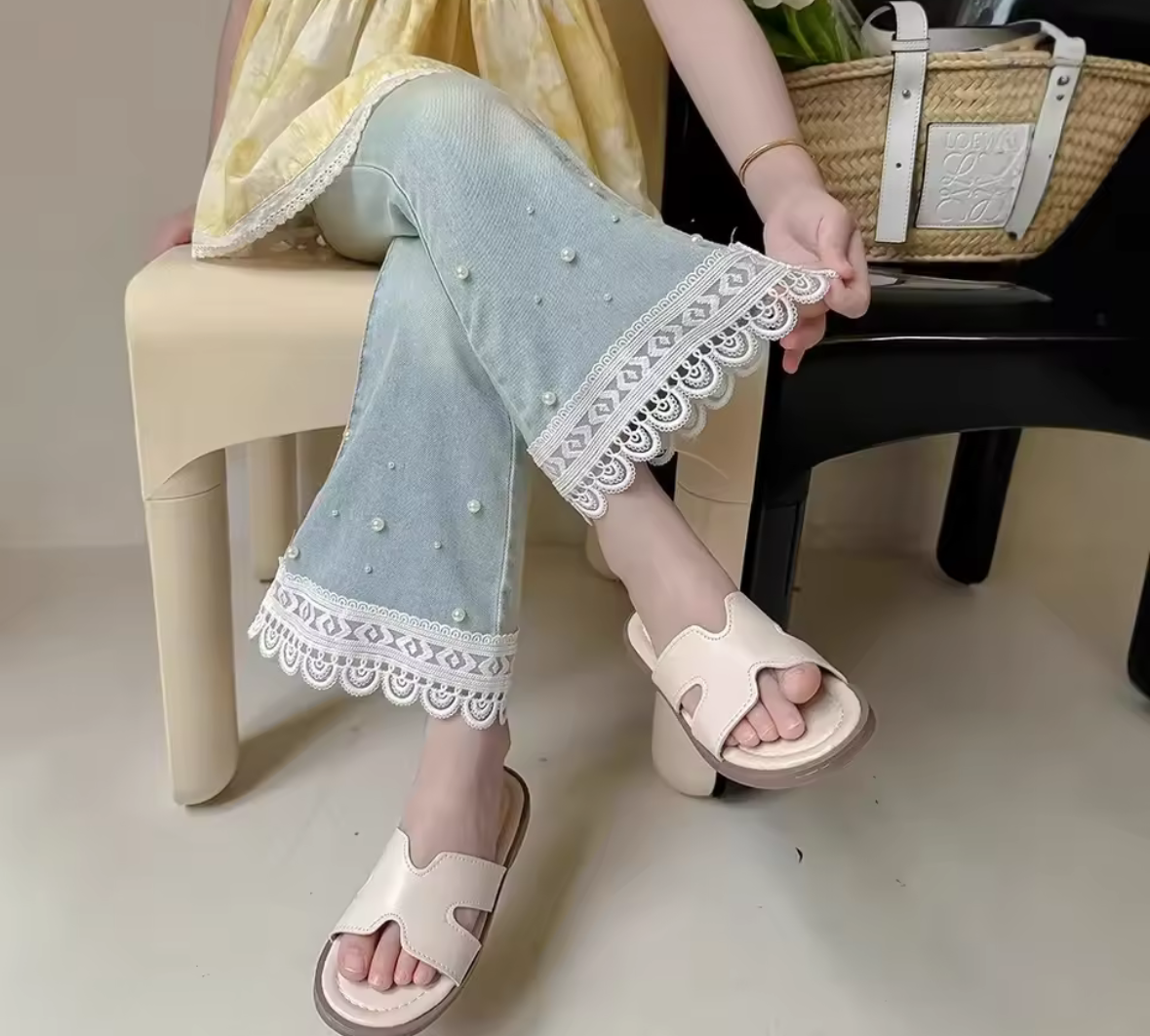 Pantalón de jeans tipo Oxford detalle de perlas y bordado