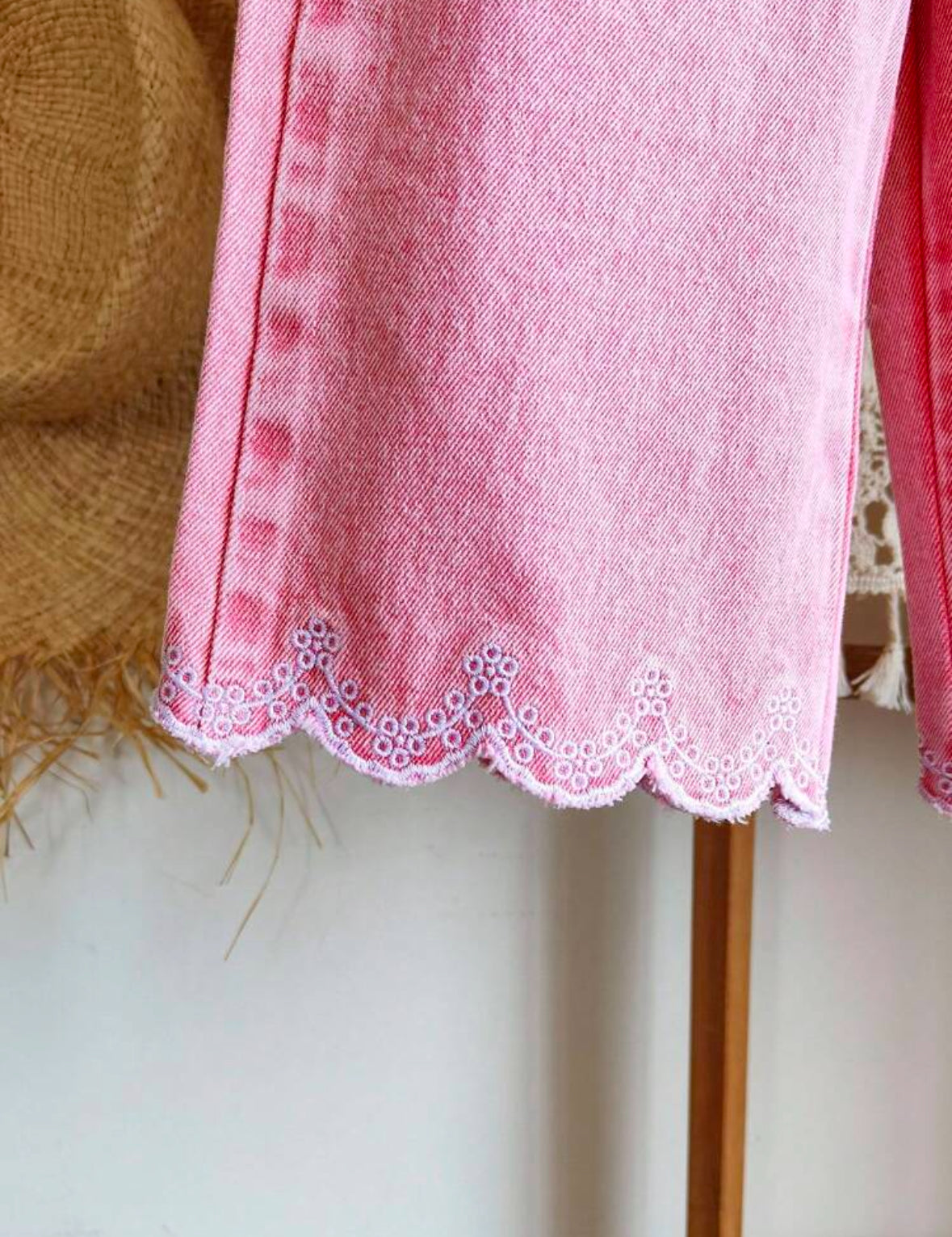 Conjunto pantalón más blusa rosa de jeans
