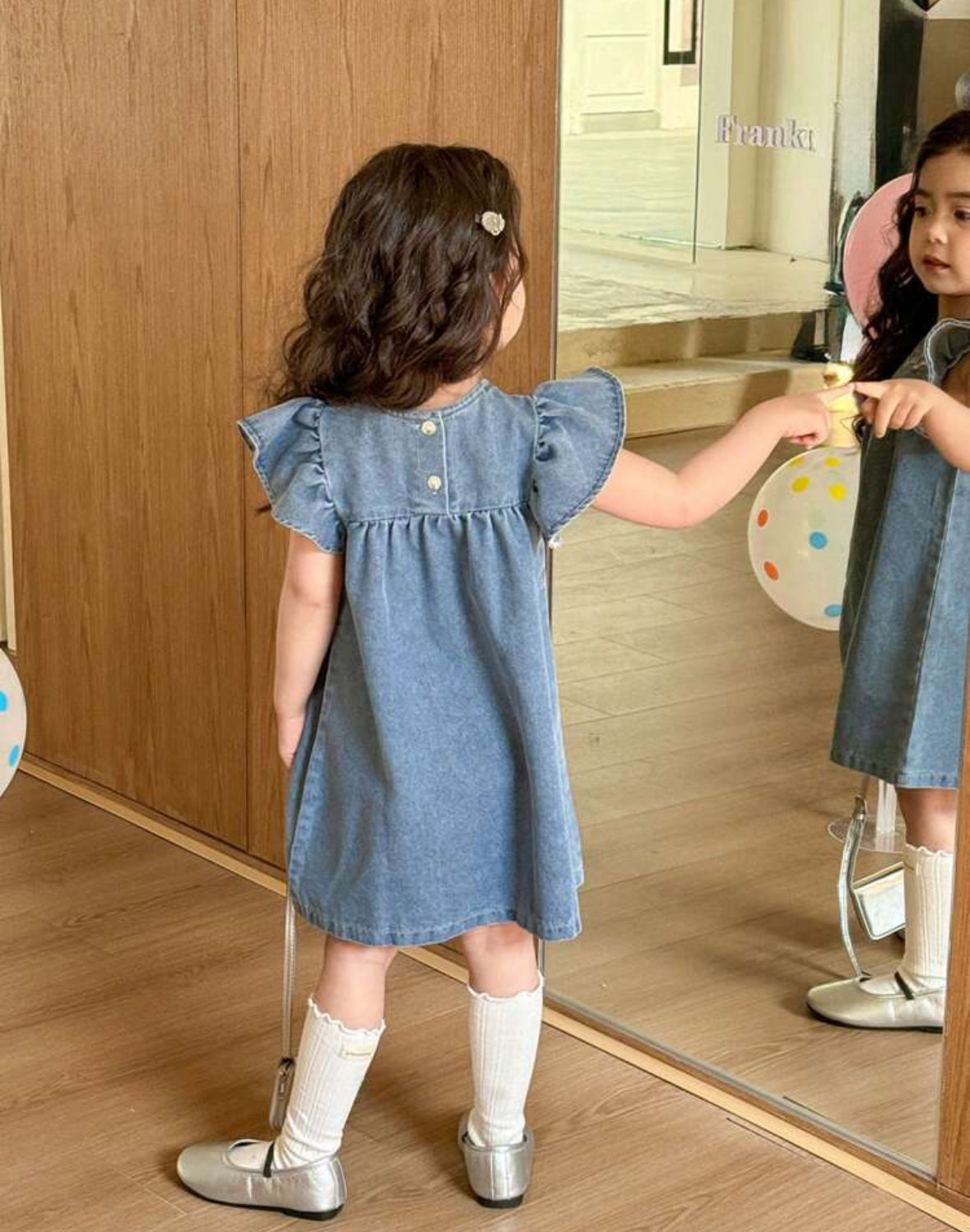 Vestido de jeans , con manga y bordado en el pecho