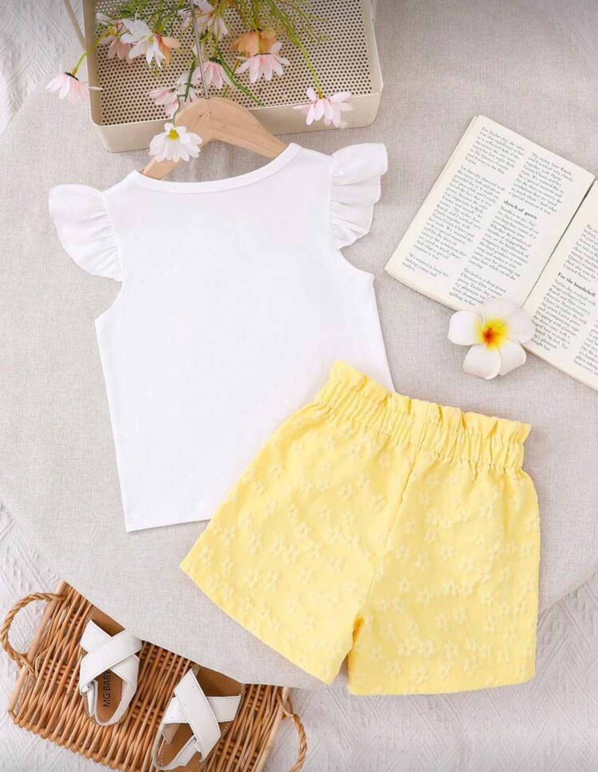 Conjunto short amarillo con blusa blanca detalle de moño y flores en 3D