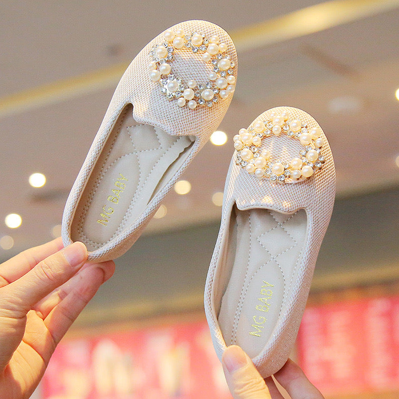 Zapato Beige con detalles en dorado y perlas