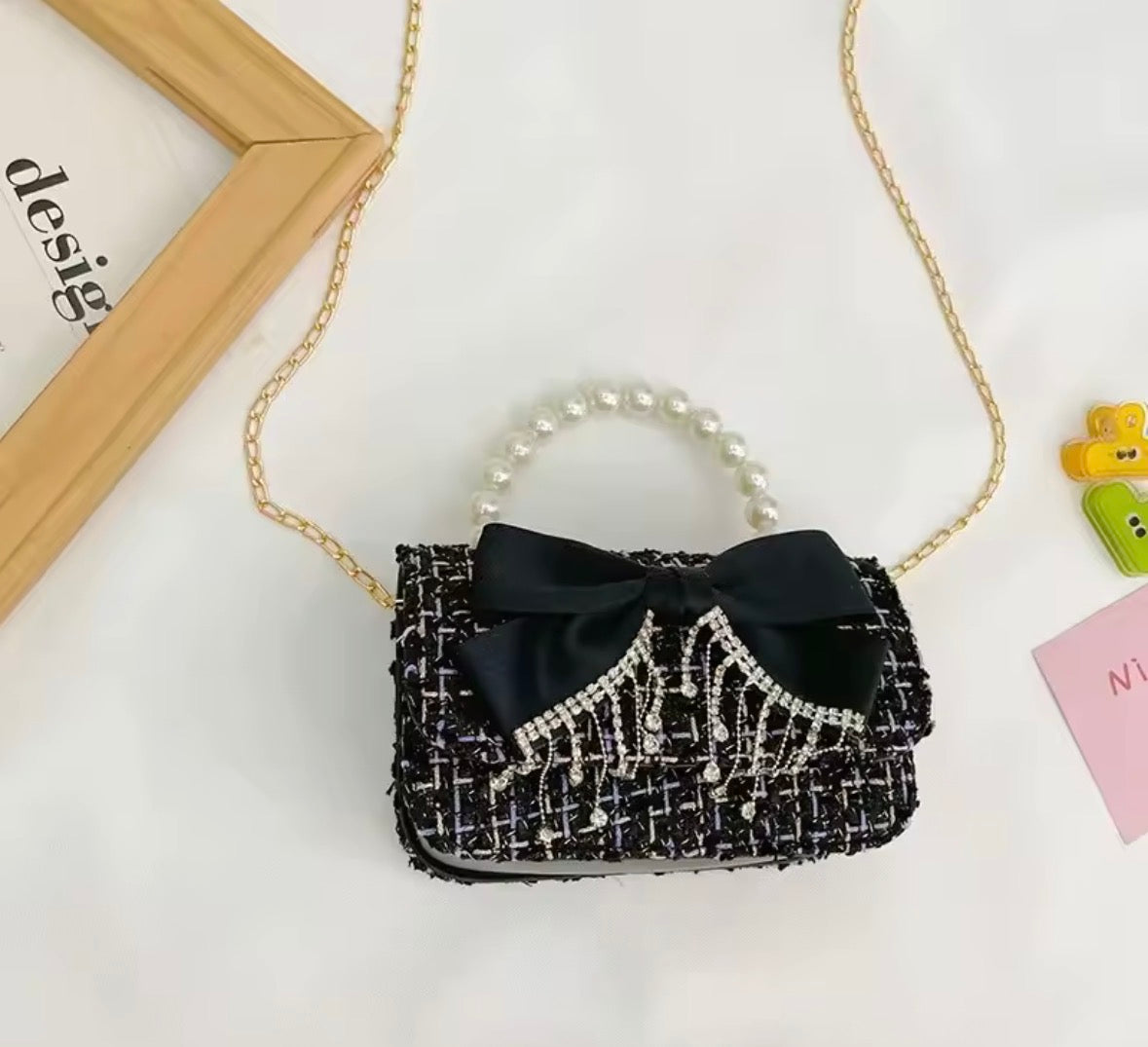 Carteras con moño y perlas rosa, lila y negro