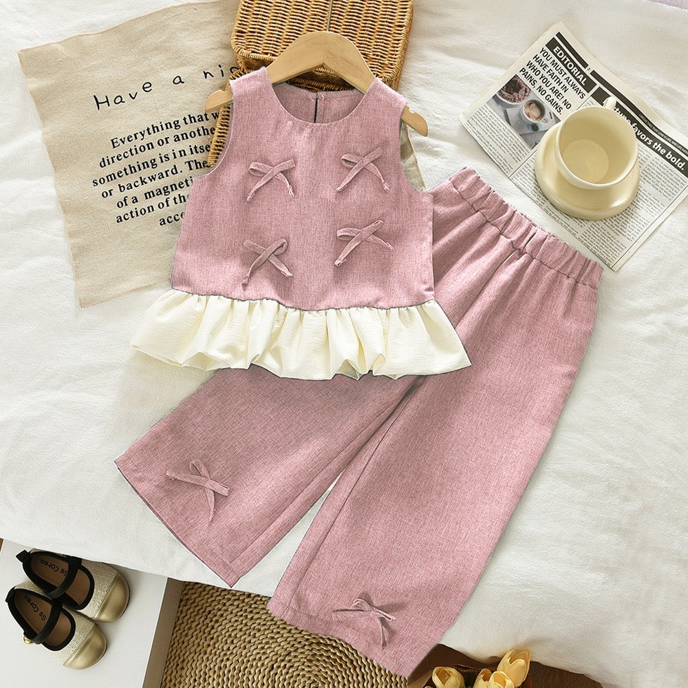 Conjunto de pantalón y blusa rosa con detalle de moños