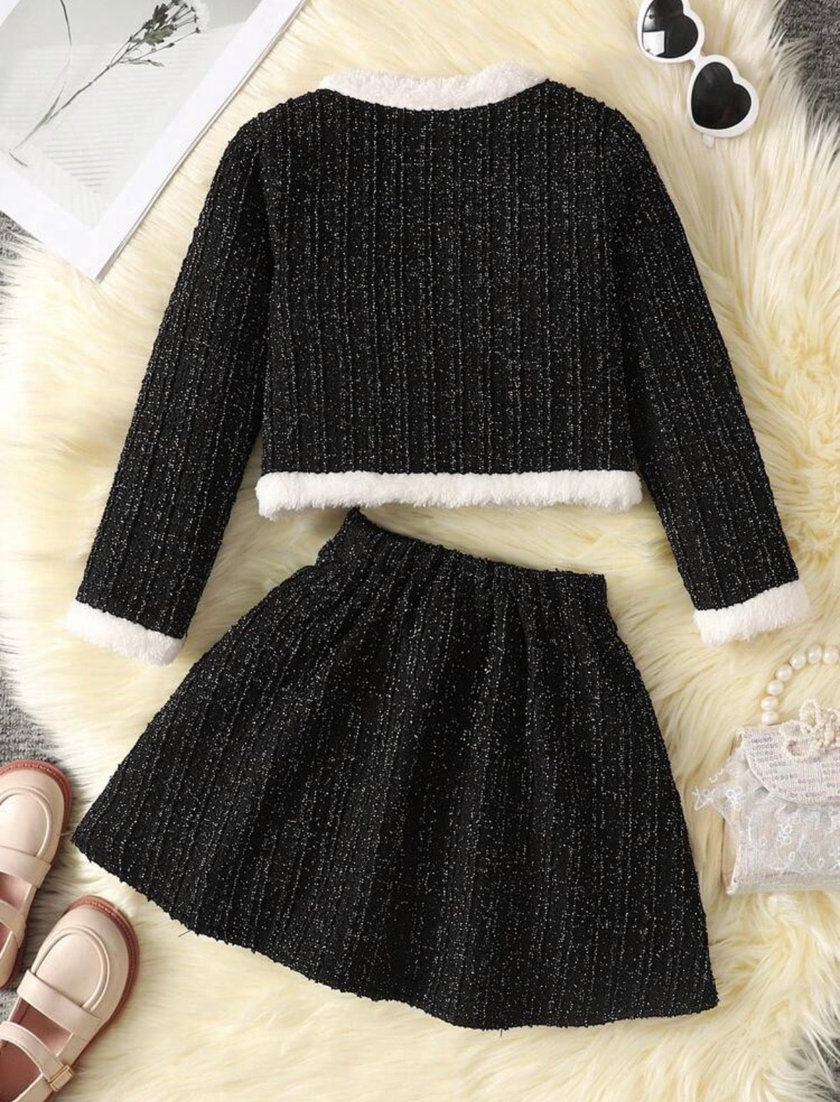 Conjunto falda con abrigo tipo cardigan negro con detalles en blanco tipo ovejero