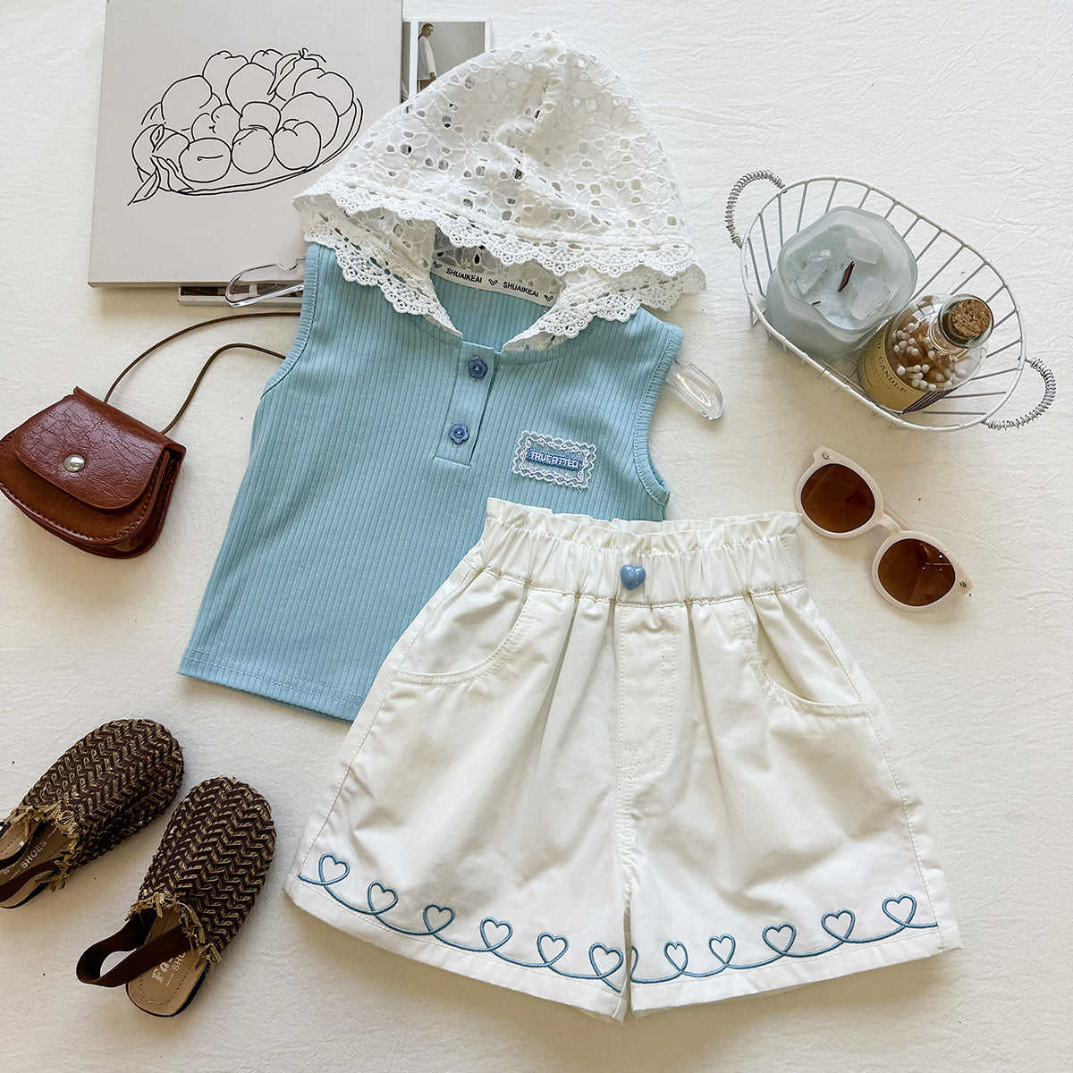 Conjunto short de jeans blanco con remera sin manga celeste detalle de gorrita en broderie
