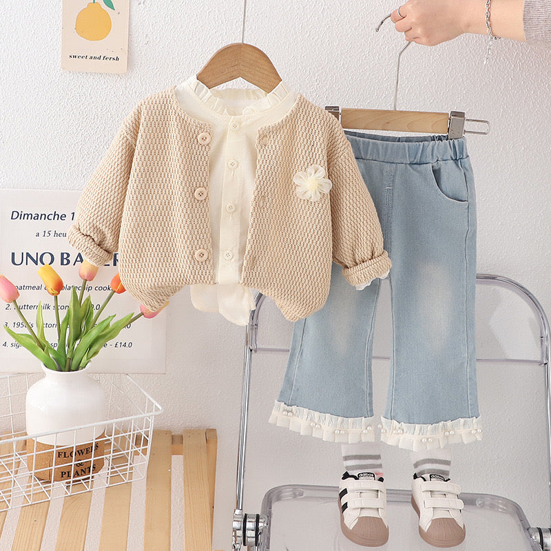 Conjunto de tres piezas , pantalón de jeans con camisa beige y abrigo (suéter) de hilo