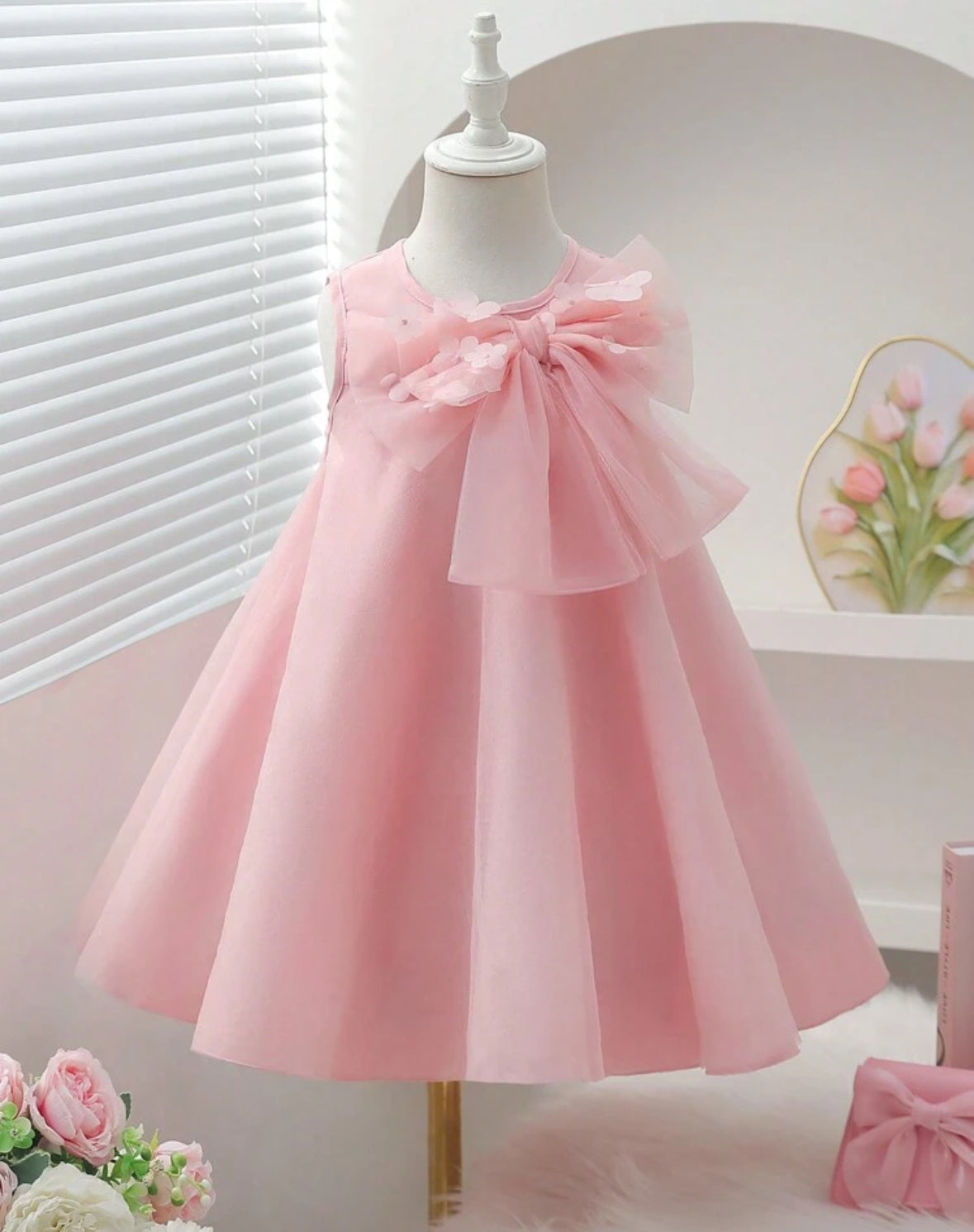 Vestido casual rosa con moño en el cuello