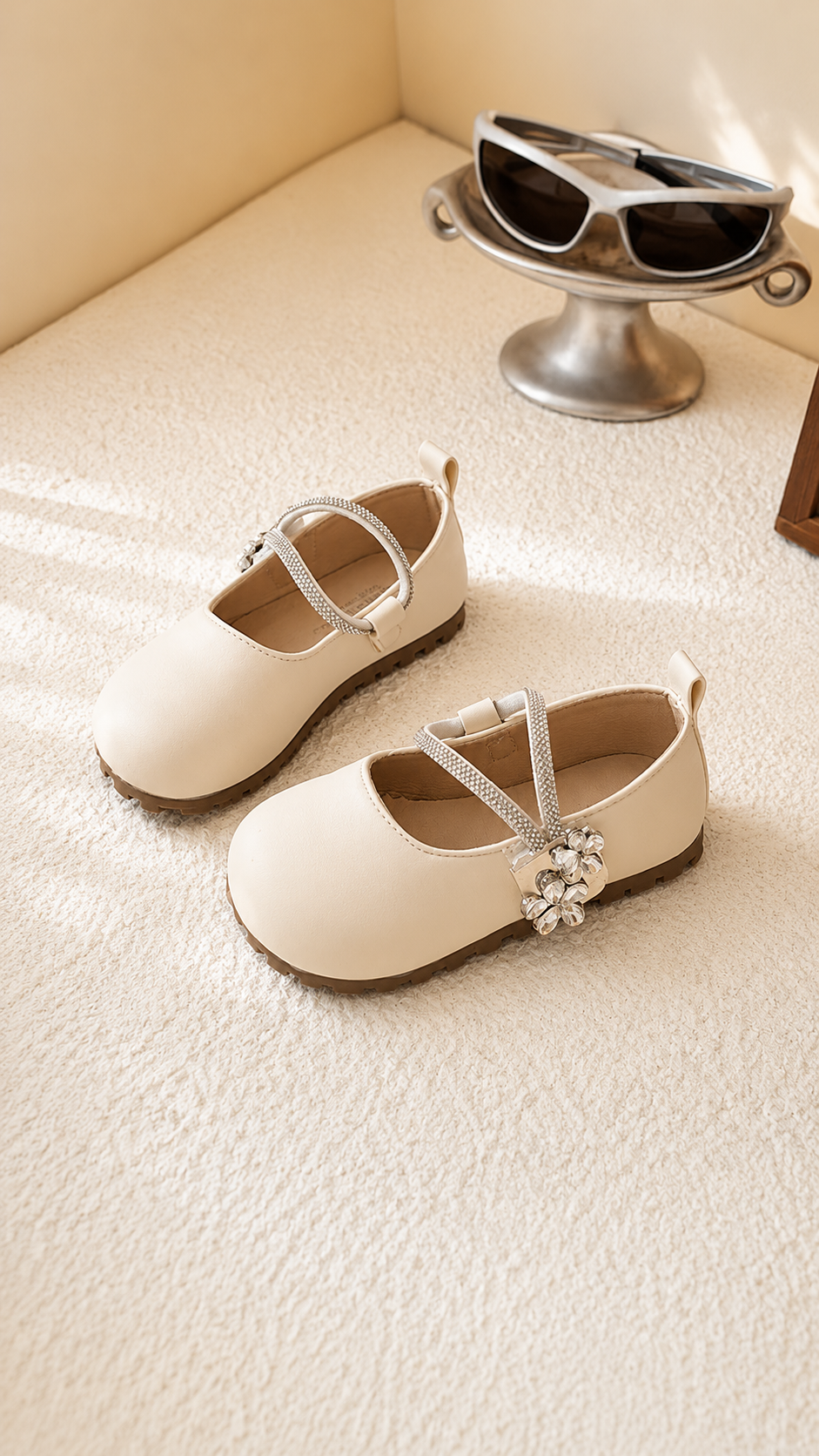 Zapato ( chatita ) beige con detalles de brillo en plateado