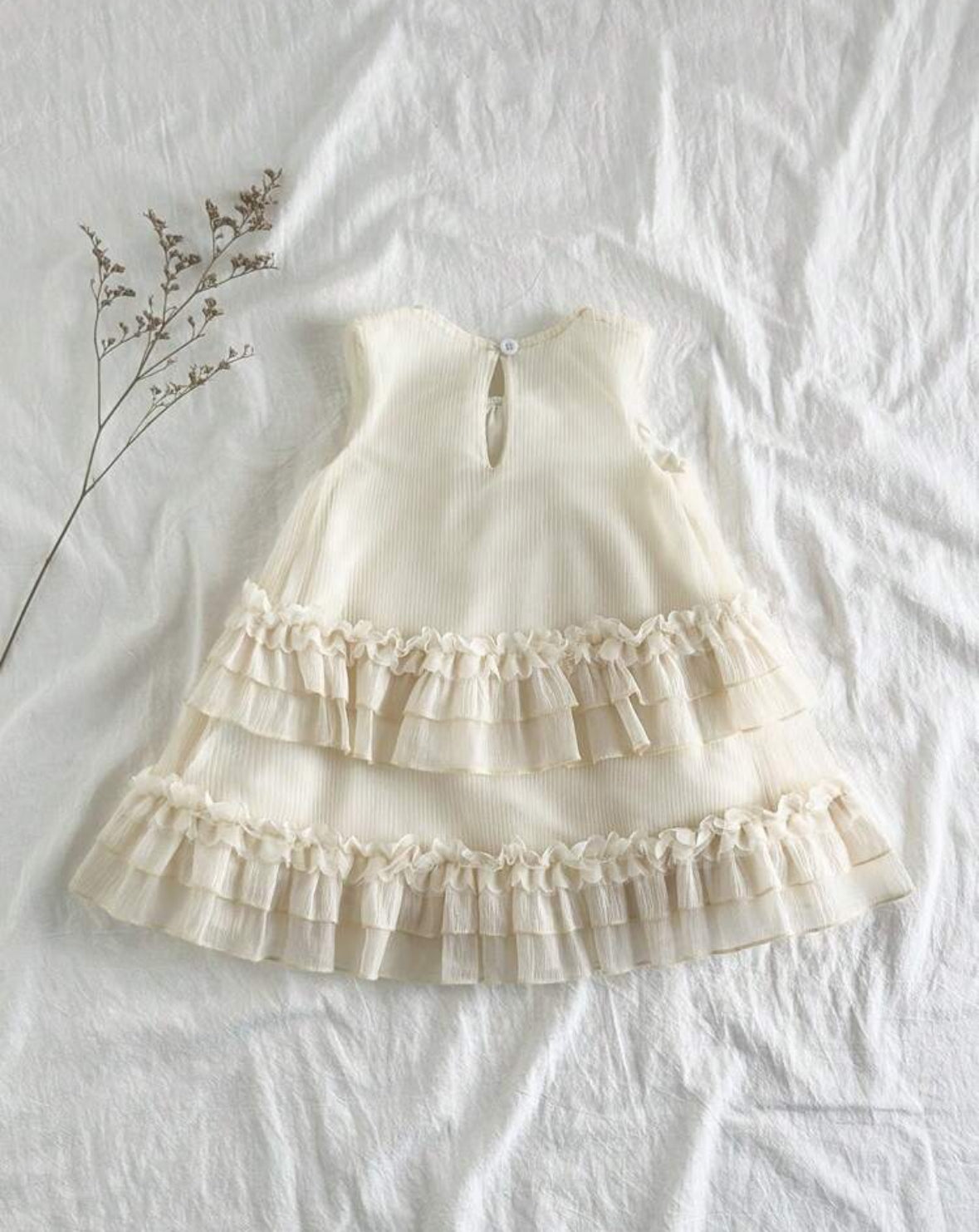 Vestido casual color crema , detalle de volados y flor en el pecho