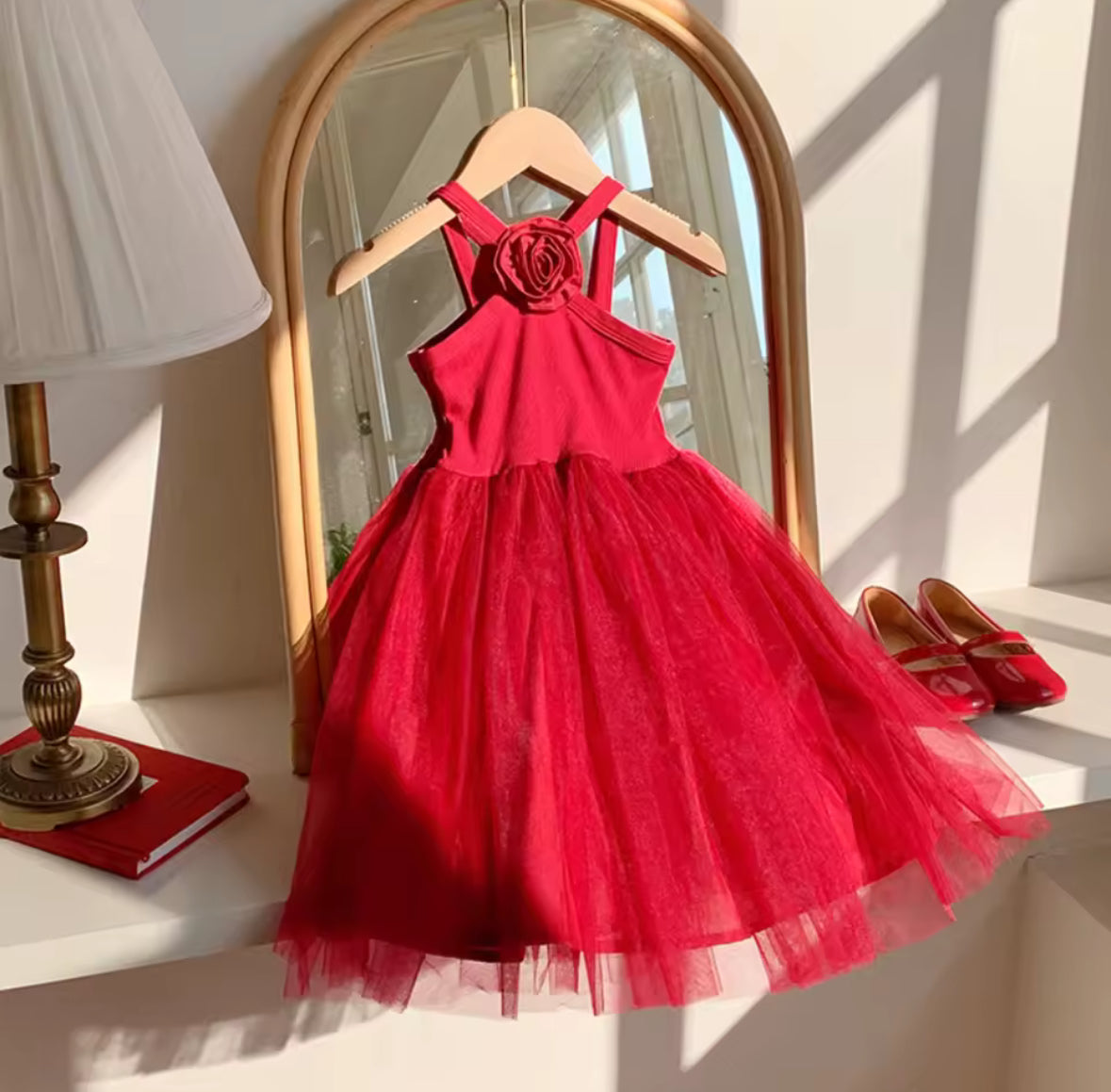 Vestido rojo con detalle de flor en el cuello y falda de tul