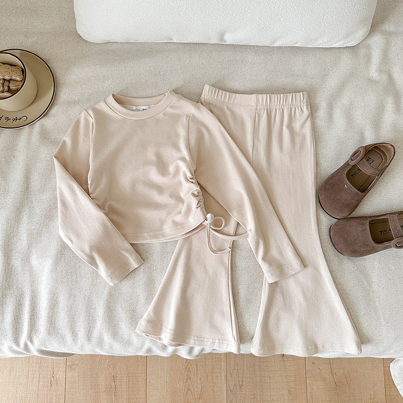 Conjunto pantalón Oxford y mangas largas detalle de fruncido en los costados color beige tela algodón elastizada