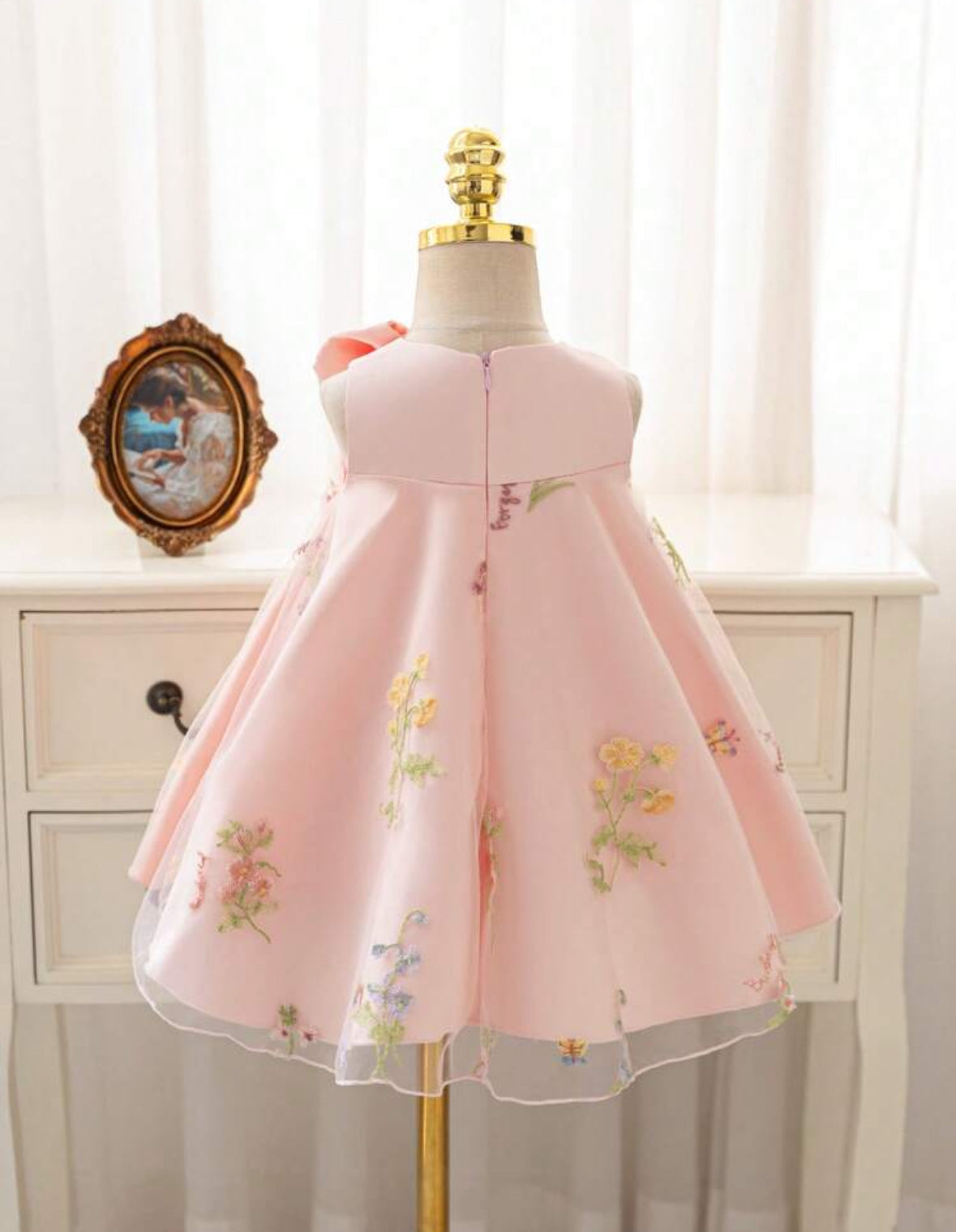 Vestido rosa con moño grande y flores bordados