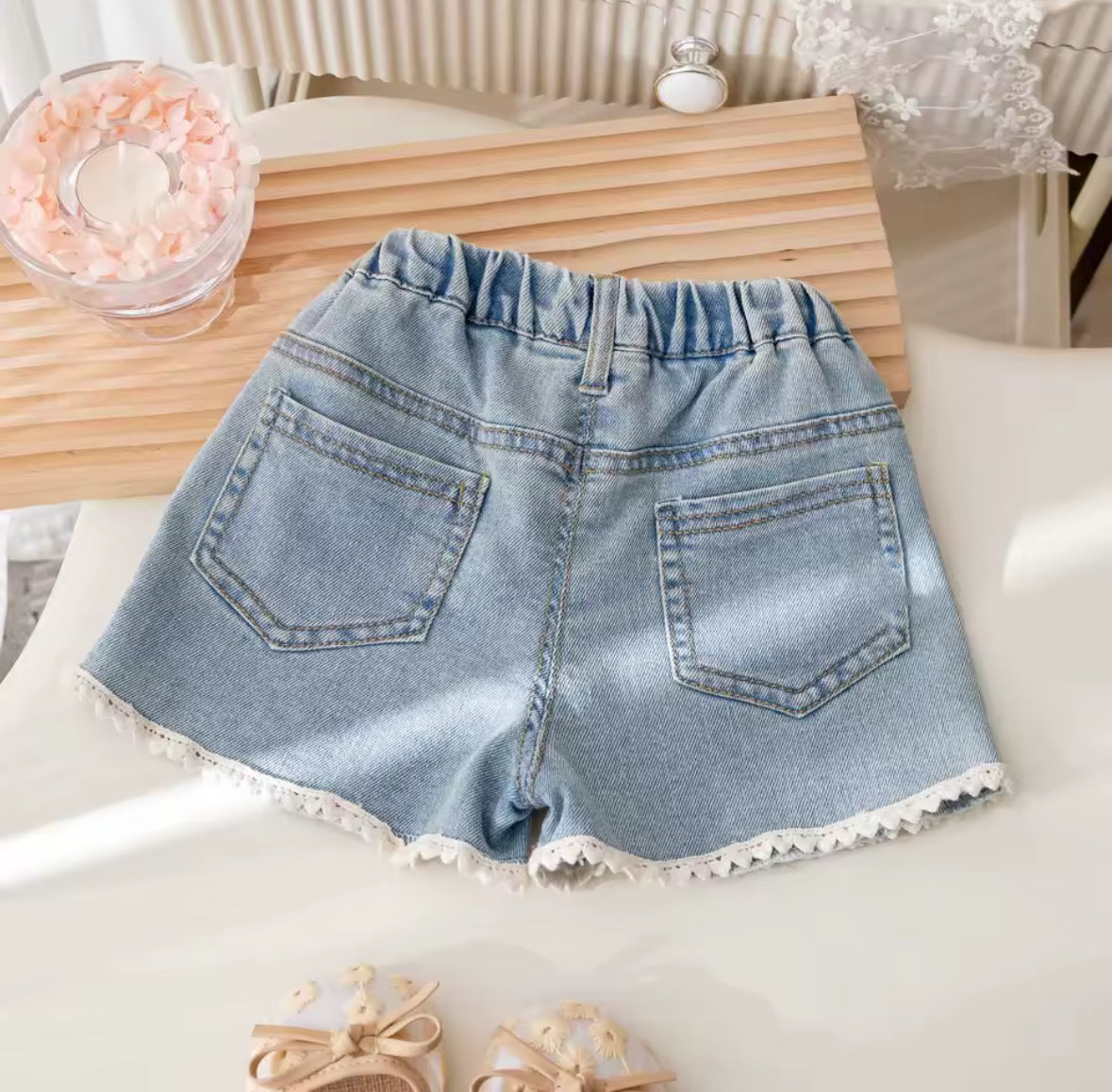 Short de jeans detalle de corazones
