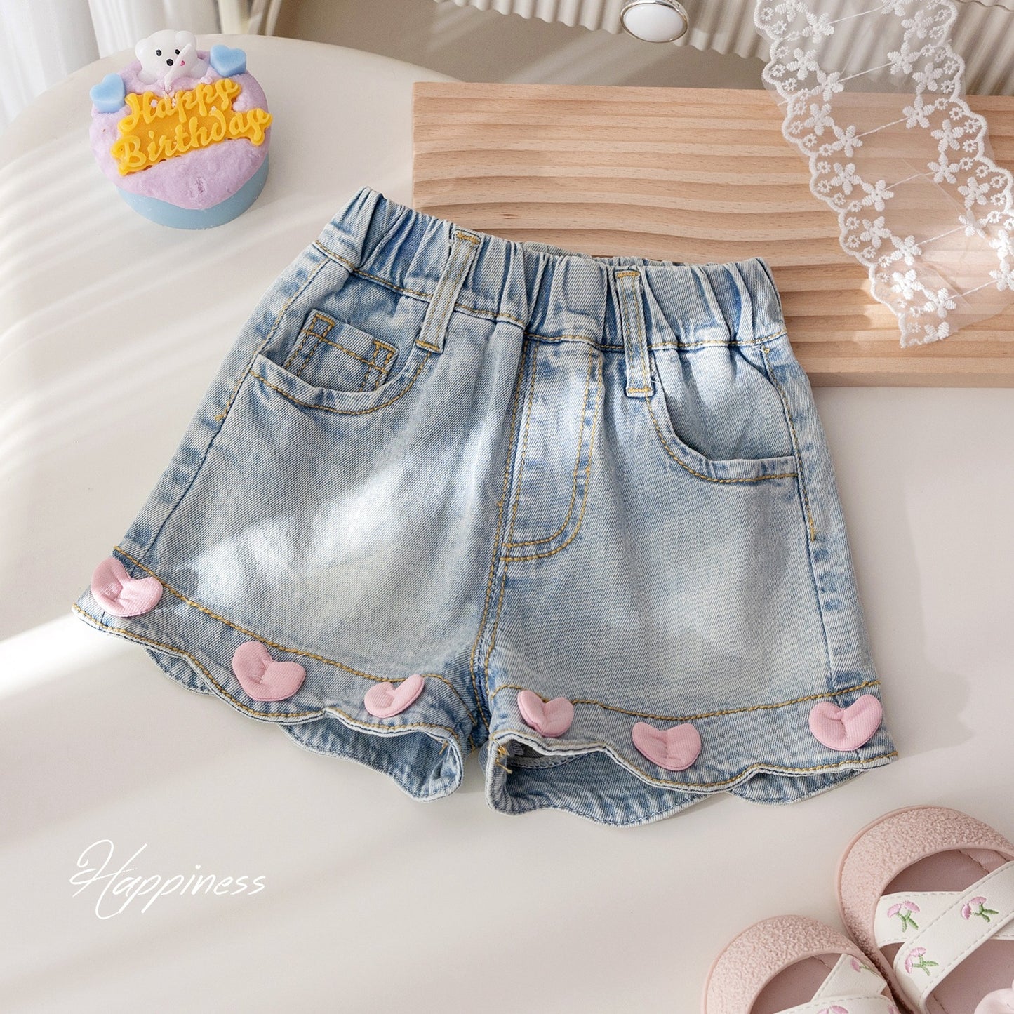 Short de jeans detalles de corazones en 3D