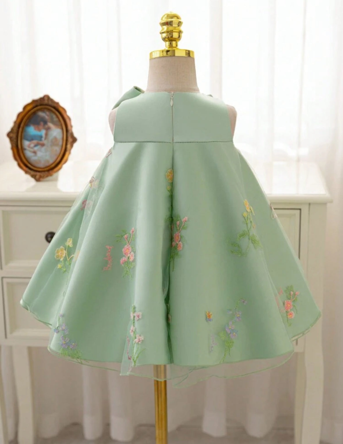 Vestido verde con detalle de moño y flores bordados