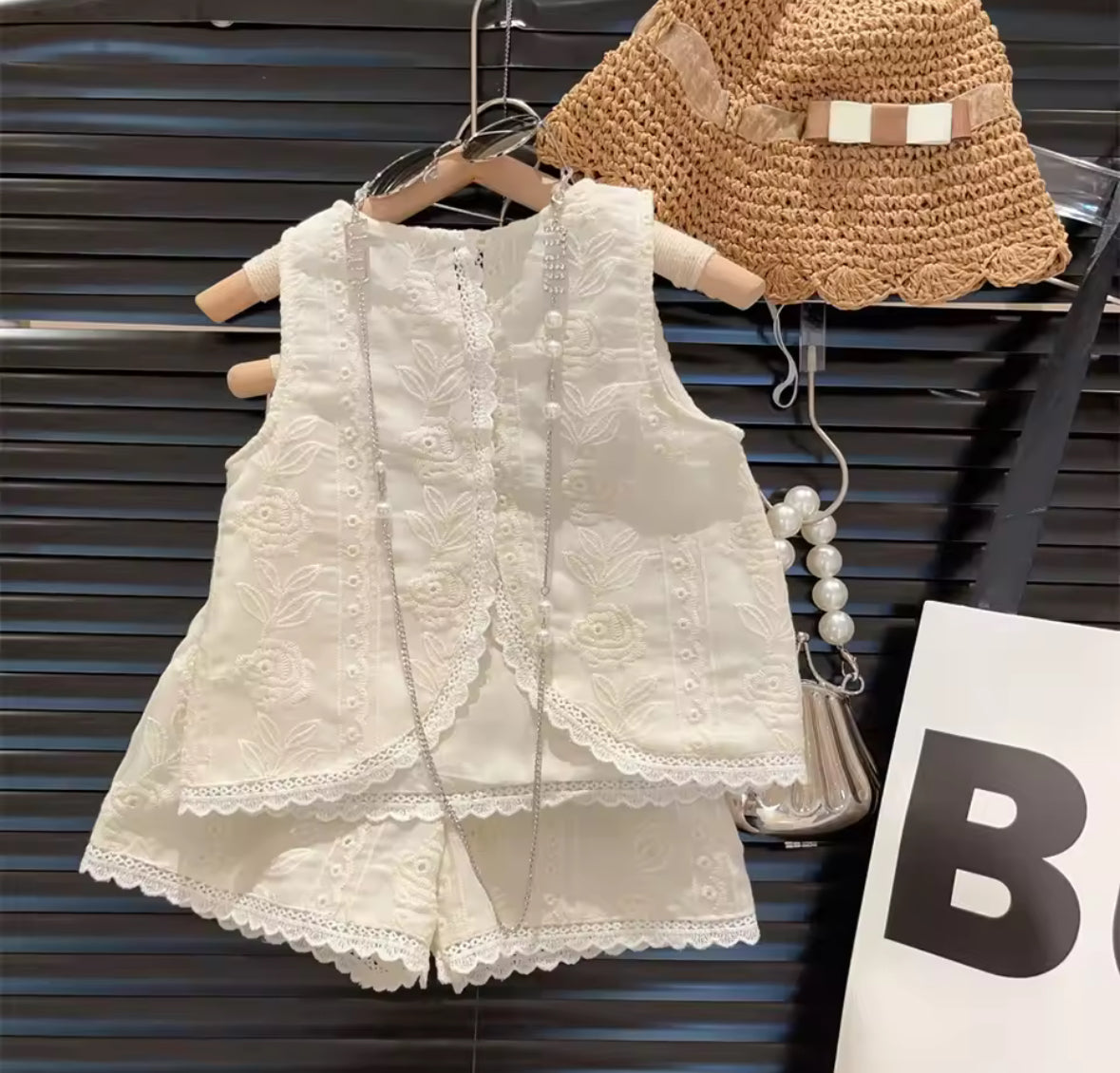 Conjunto short con blusa beige detalles bordados y espalda cruzada