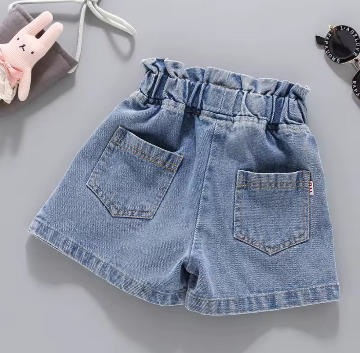 Short de jeans tableado con perlas y flores