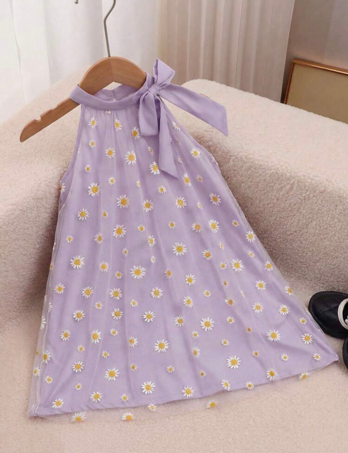 Vestido lila con detalle estampado de flores y moño en el cuello
