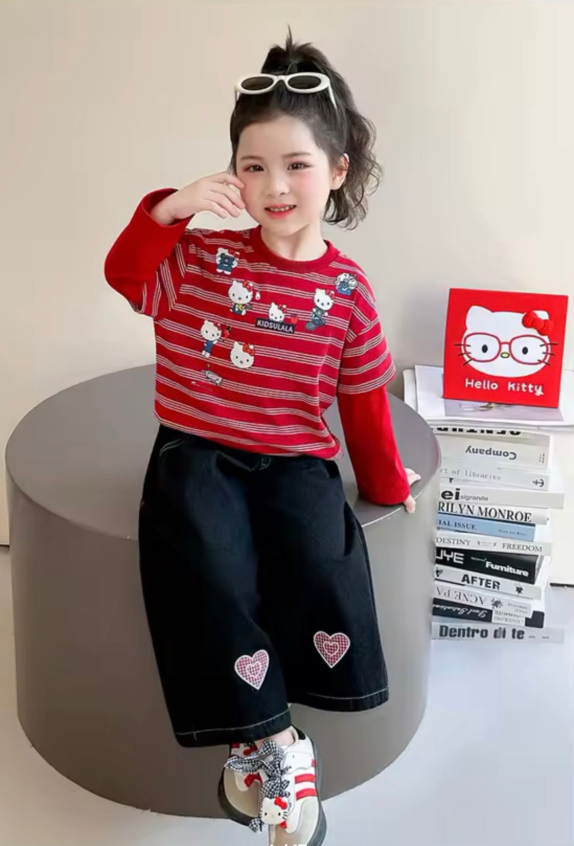 Conjunto pantalones de Jeans oscuro y mangas largas roja detalles de hello Kitty