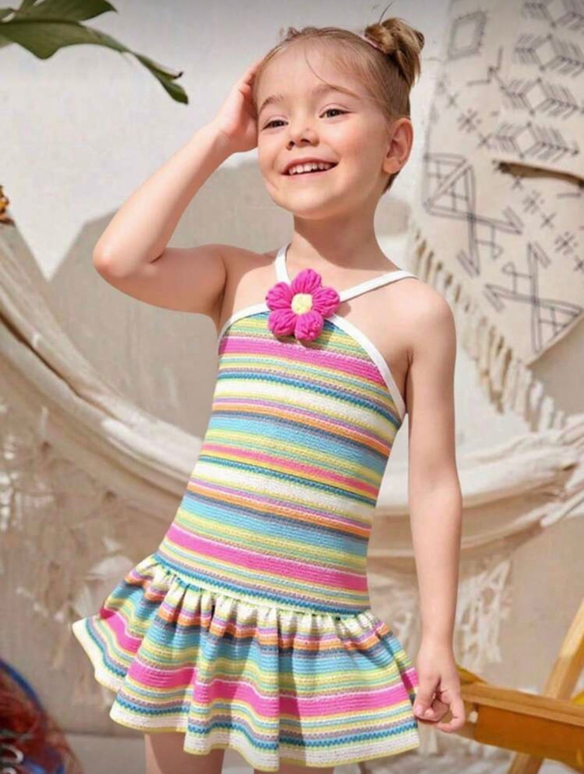 Vestido de hilo a rallas coloridas con detalle de flor en el pecho