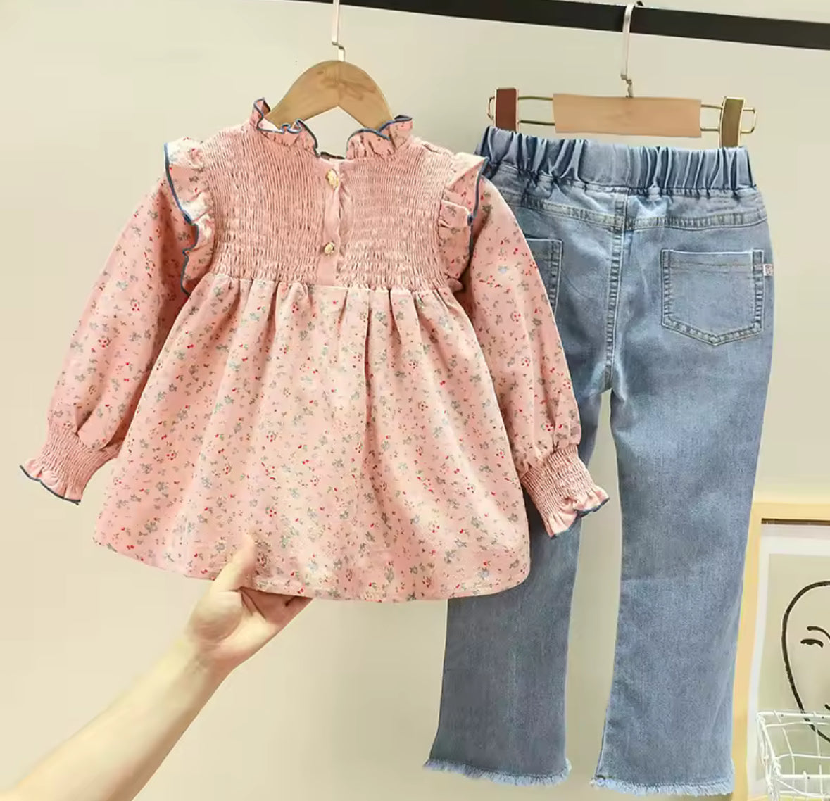 Conjunto pantalón de jeans más blusa mangas largas rosa floreada