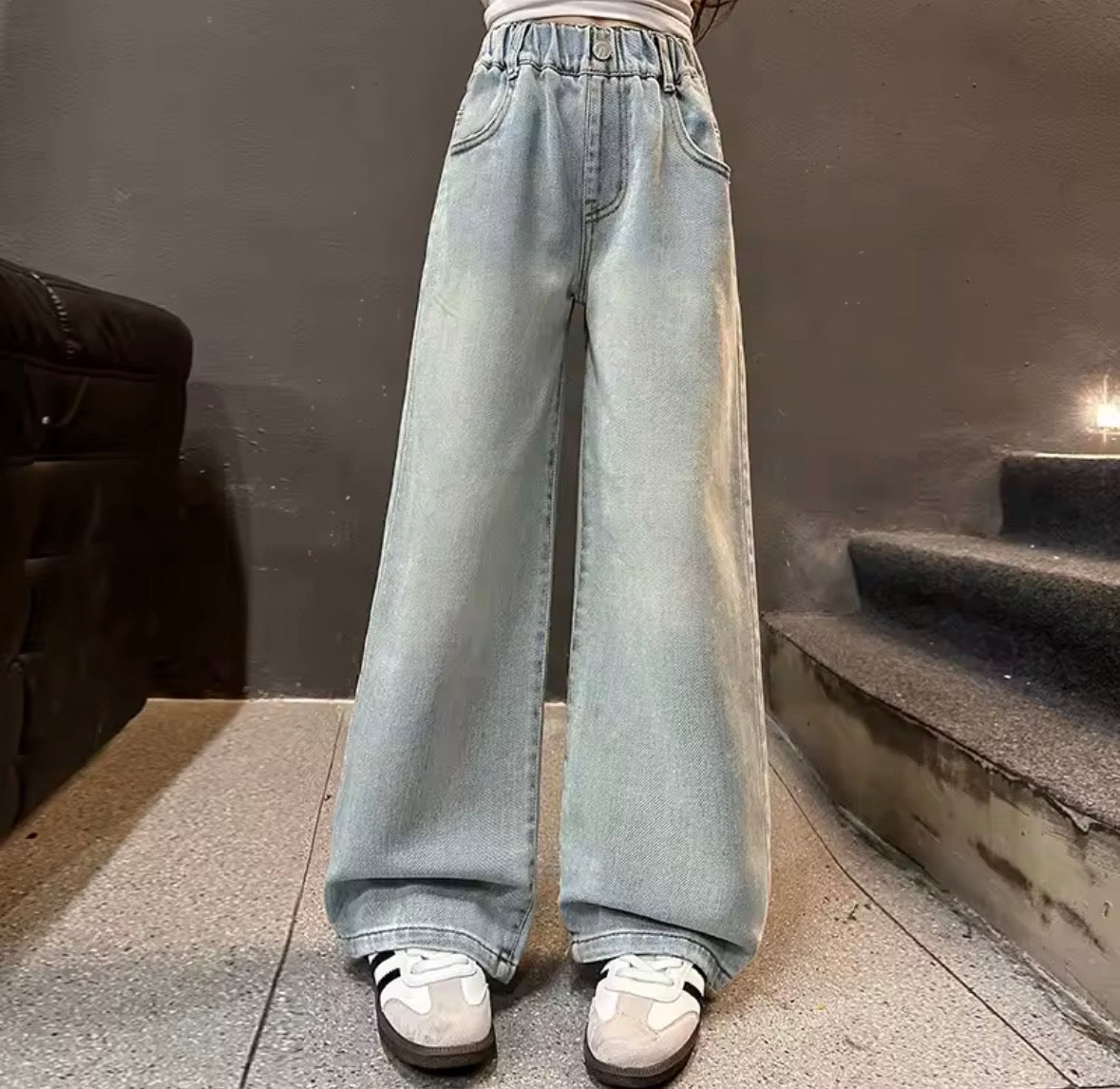 Pantalón de jeans estilo overside color claro con detalle en el bolsillo de atrás