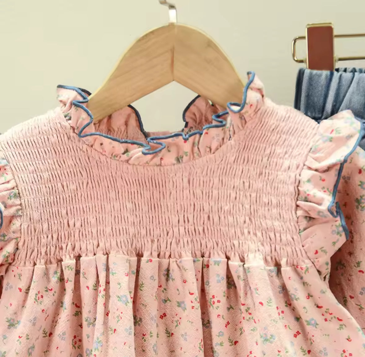 Conjunto pantalón de jeans más blusa mangas largas rosa floreada