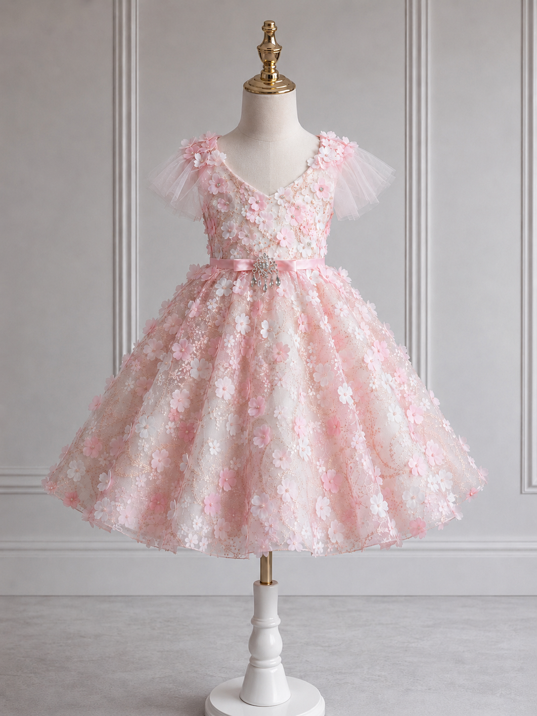 Vestido elegante con detalles de flora en 3D bordado con brillo perlas y pedrería