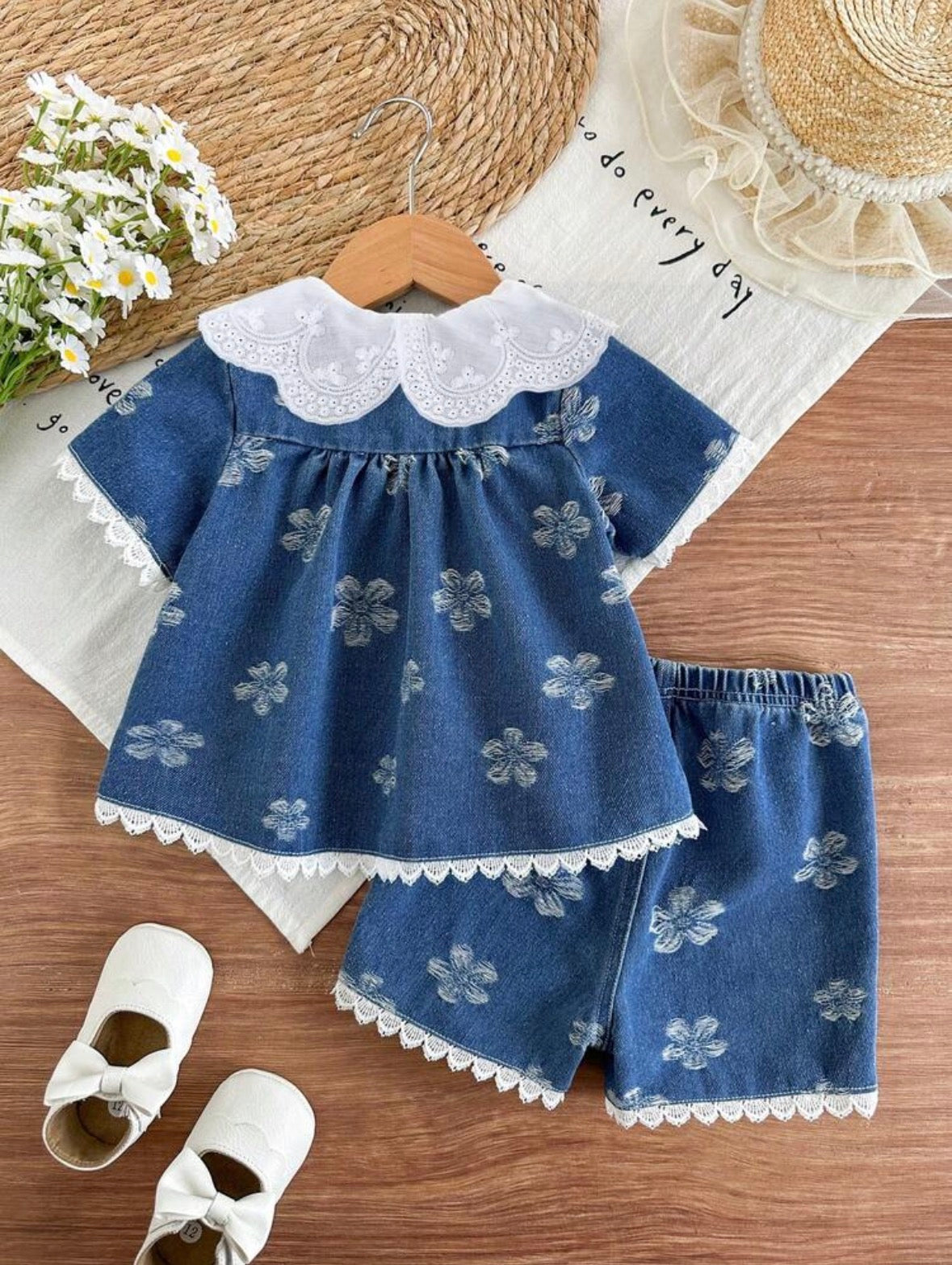 Conjunto de jeans short con blusa con cuello blanco detalles de flores blancas bordadas